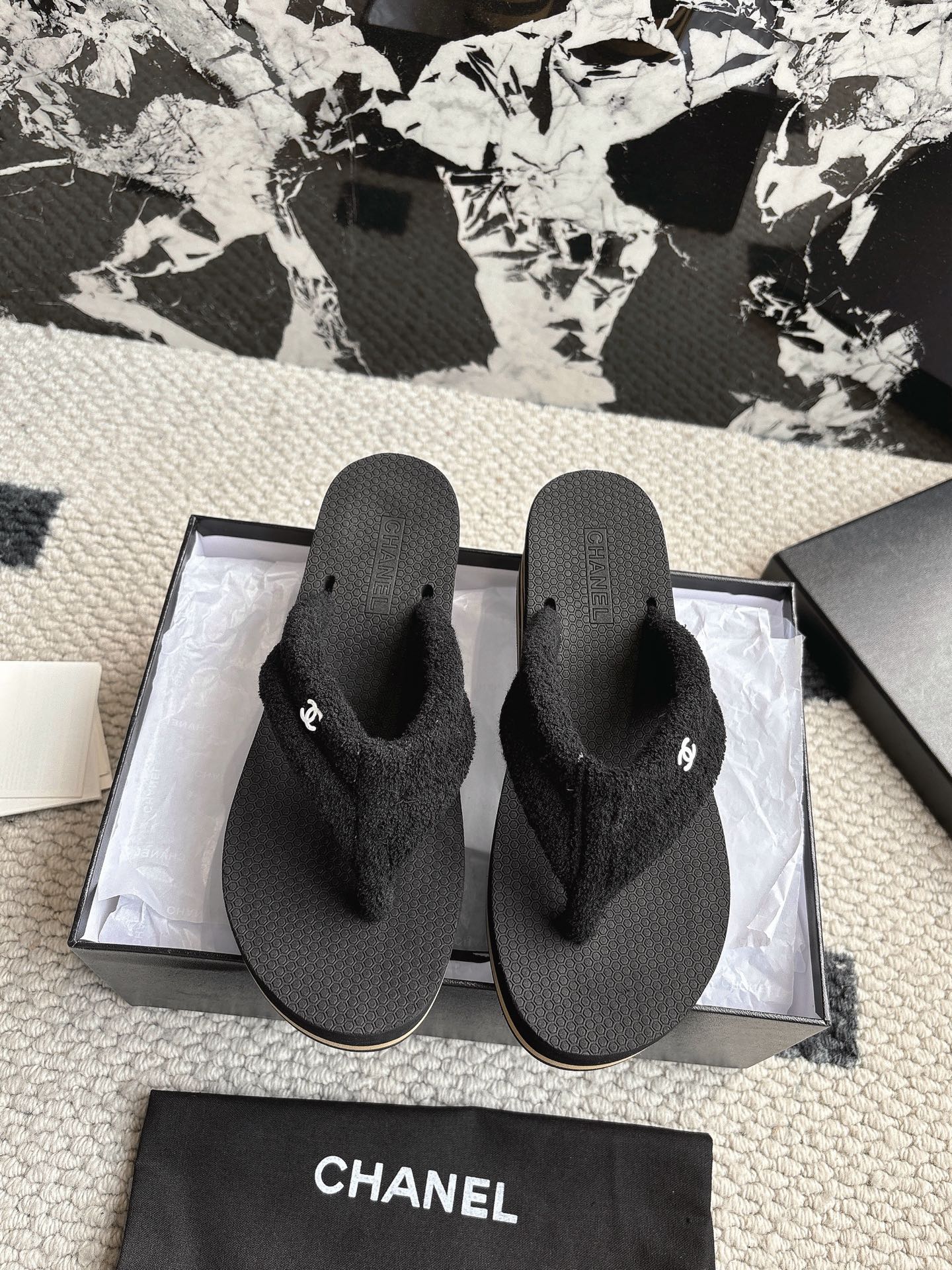 NO:245677,Chane* 25K Xiaoxiang Double C Early Spring Flip Flops Wedge Slippers CHANEL Early Spring Series Flip Flops perfectly combine the casual vacation style with high-end ready-to-wear texture, creating a lazy but exquisite foot aesthetic. The soft towel upper is skin-friendly and breathable, and the upper is embellished with the brand's iconic metal logo, and the details interpret the low-key and luxurious brand elements. The 4.5cm micro-slope wedge quietly extends the leg lines, and takes into account the comfort and elegance of the body. EVA rubber foamed sole is light and wear-resistant, carrying the high-quality texture with a minimalist design, allowing every step to be calm and free. Size 35-40 (full set of packaging, split-toe shoes, chanel, slippers19860909Chane* 25K 小香双C早春夹趾人字拖坡跟拖鞋 CHANEL早春系列夹趾人字拖将随性度假风与高级成衣质感完美融合,打造慵懒却不失精致的足间美学. 柔软毛巾鞋面亲肤透气,鞋面点缀品牌标志性金属Logo,细节处诠释低调奢华的品牌元素 4.5cm微坡跟悄然拉长腿部线条,步履如履平地,兼顾舒适度与优雅体态, EVA橡胶发泡大底、轻盈耐磨,以极简设计承载高级质感,让每一步都踏出从容与自由.  码数35-40（全套包装,分趾鞋,chanel,slippers,Women's Shoes
