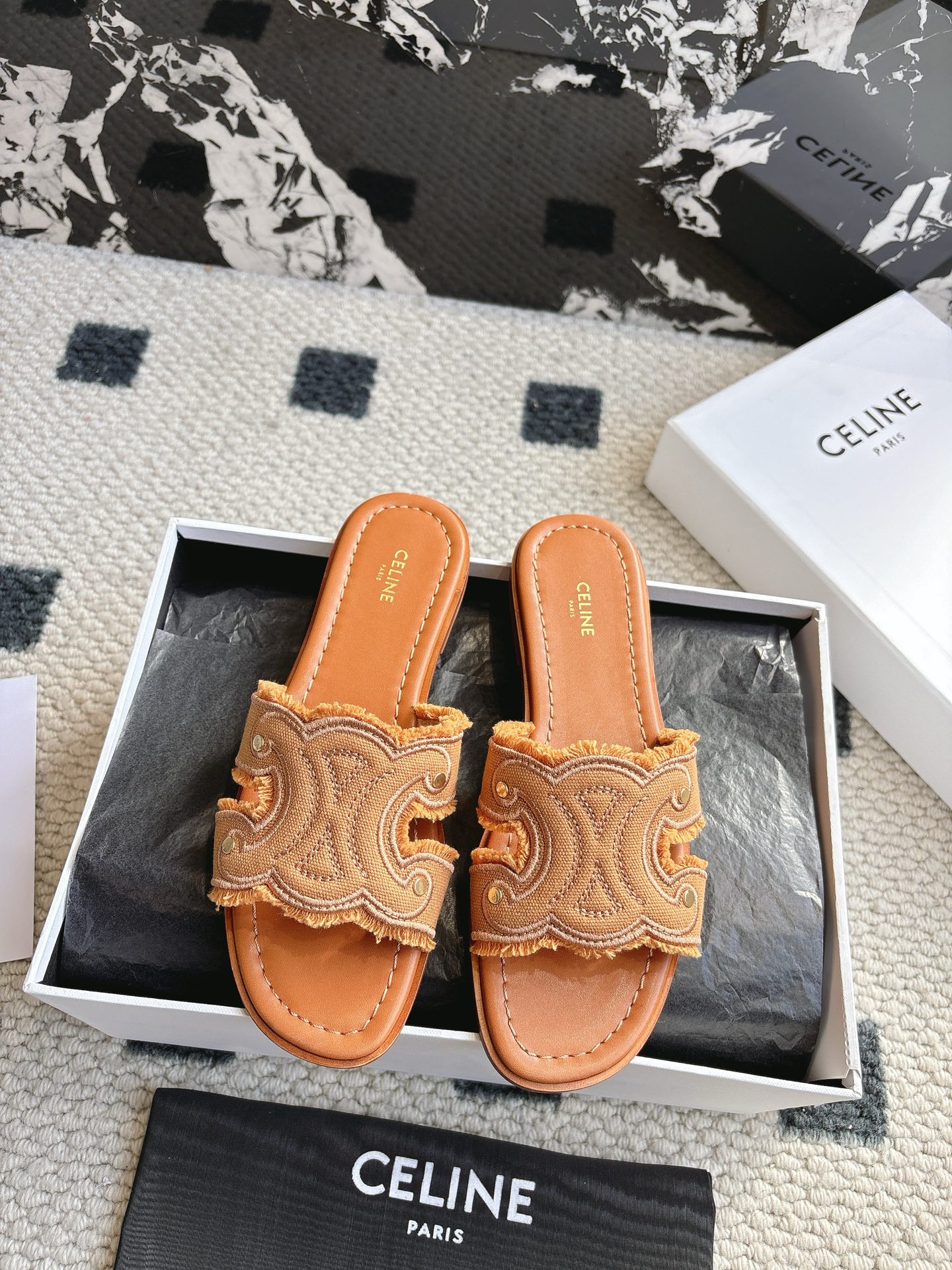 NO:245671,Purchase level CELIN* Serin Arc de Triomphe made of old flat slippers Simple and comfortable, clean and neat, the old denim is really beautiful Whether worn alone or with wide-leg pants, high street and retro, let’s make CELINE girls. The upper original denim is the inner lining original inner lining 11 size 35-40 (40.41 customization, no return or replacement), slippers, celine, slippers19860909代购级别CELIN* 塞林凯旋门做旧平底拖鞋 简单舒服,干净利落,做旧牛仔真的太美啦 无论是单穿还是搭配阔腿裤,高街又复古一起来做CELINE女孩 鞋面原版牛仔 内里原版内里 大底原版11 码数35-40（40.41定制不退不换）,拖鞋,celine,slippers,Women's Shoes