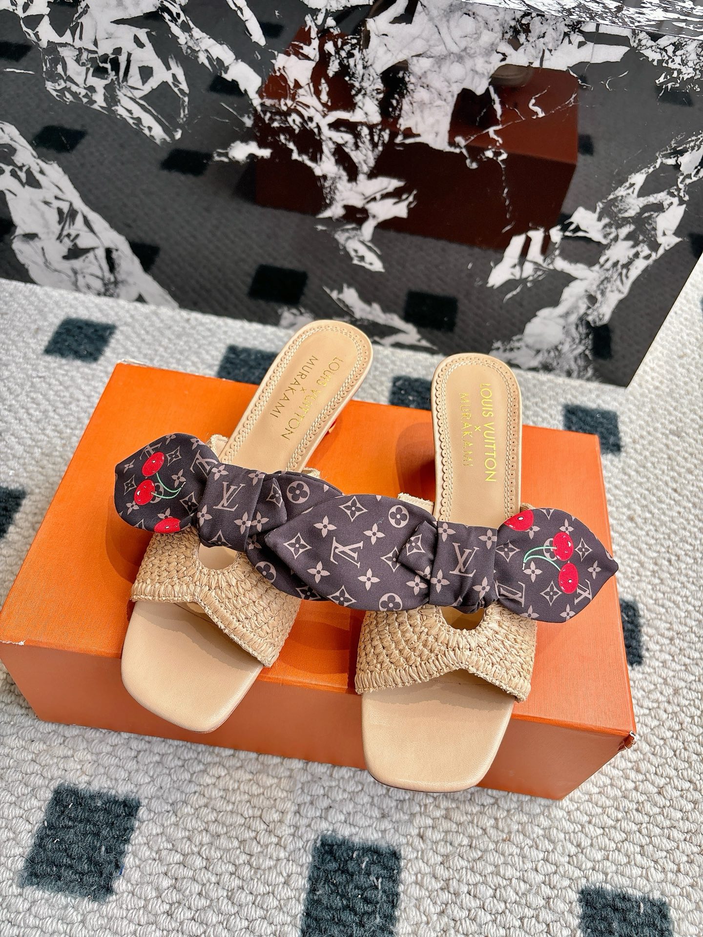 NO:465764,Takashi Murakami x LOUIS VUITTON Lily Cherry Heel Series Butterfly Ribbon Sandals It is hard not to doubt whether it was borrowed from the Tang Sancai of the Tang Dynasty as the basis and innovated into the classic LV logo, using colors and large-area base colors of the upper as a comparison, creating the white three-color or black three-color element style of the upper, creating another classic style!  Super beautiful!  Unspeakable fashion!  Daily versatility is no problem, and it has the significance of changes and development of the times!  Kittens are super easy to wear, and the summer atmosphere is full of!  Original custom fabric, Neli Niuli Outsole, imported from Italy, genuine leather outsole, Size#35-41 (40.41 custom made without return or exchange), high heels, slippers, louis vuitton, louis vuitton, sandals, high heels, slippers, Leather soles19860909村上隆/Takashi Murakami x LOUIS VUITTON Lily 樱桃跟系列 蝴蝶丝带 凉鞋 很难不怀疑是不是借鉴了唐朝的唐三彩作为基础,创新成lv经典标志logo,采用彩色以及鞋面的大面积底色作为对比,创造出鞋面的白三彩或者是黑三彩元素风格,成就了又一个经典款！上脚超级美腻！说不出来的时尚！日常百搭不在话下,而且很有时代的变迁发展的意义！小猫跟超级好穿,上脚满满的夏日氛围！ 材质原版定制面料 内里牛里 大底意大利进口真皮大底 Size#35-41（40.41定制不退换),高跟鞋拖鞋,louis vuitton,louis vuitton,sandals,high heels,slippers,Leather soles,Women's Shoes