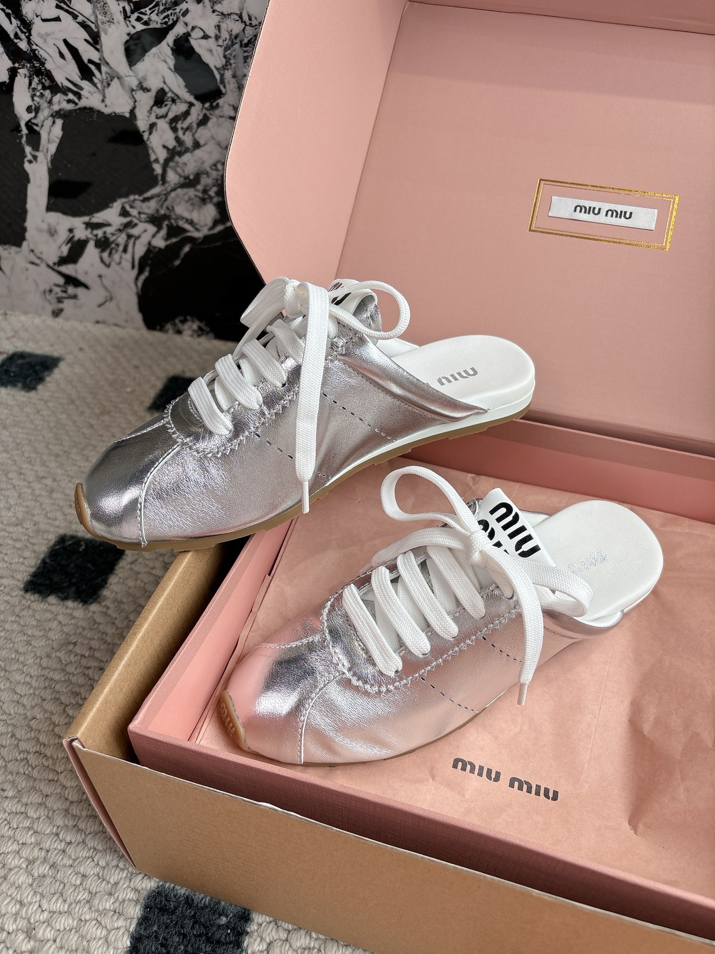 NO:465758,Miu Mi* 25ss Early Spring New German Training Baotou Slippers Official website synchronized with a higher version!  The original cowhide fabric is matched with exquisite bud edges, and every inch of leather exudes a low-key luxury, which is 'not deliberately advanced' when worn. The adjustable straps fit the ankle, lazy and delicate, and walk without being dragged. The tongue is embellished with the classic MIUMIU letter logo, details are ecstasy, and it is an ins-style blockbuster. The sole is non-slip and wear-resistant. Size 35-39 (40 customized, no return or exchange), semi-torque, miumiu, slippers, cowhide19860909Miu Mi* 25ss早春新款德训包头拖鞋 官网同步高版本！原版牛皮面料搭配精致芽边,每一寸皮质都透着低调的奢华感,穿上就是「不刻意的高级」.  可调节绑带贴合脚踝,慵懒中带点小精致,走路带风不拖沓.鞋舌点缀经典MIUMIU字母logo,细节控狂喜,随手一拍都是ins风大片. 大底生胶鞋底防滑耐磨 码数35-39（40订做不退换）,半拖,miumiu,slippers,cowhide,Women's Shoes