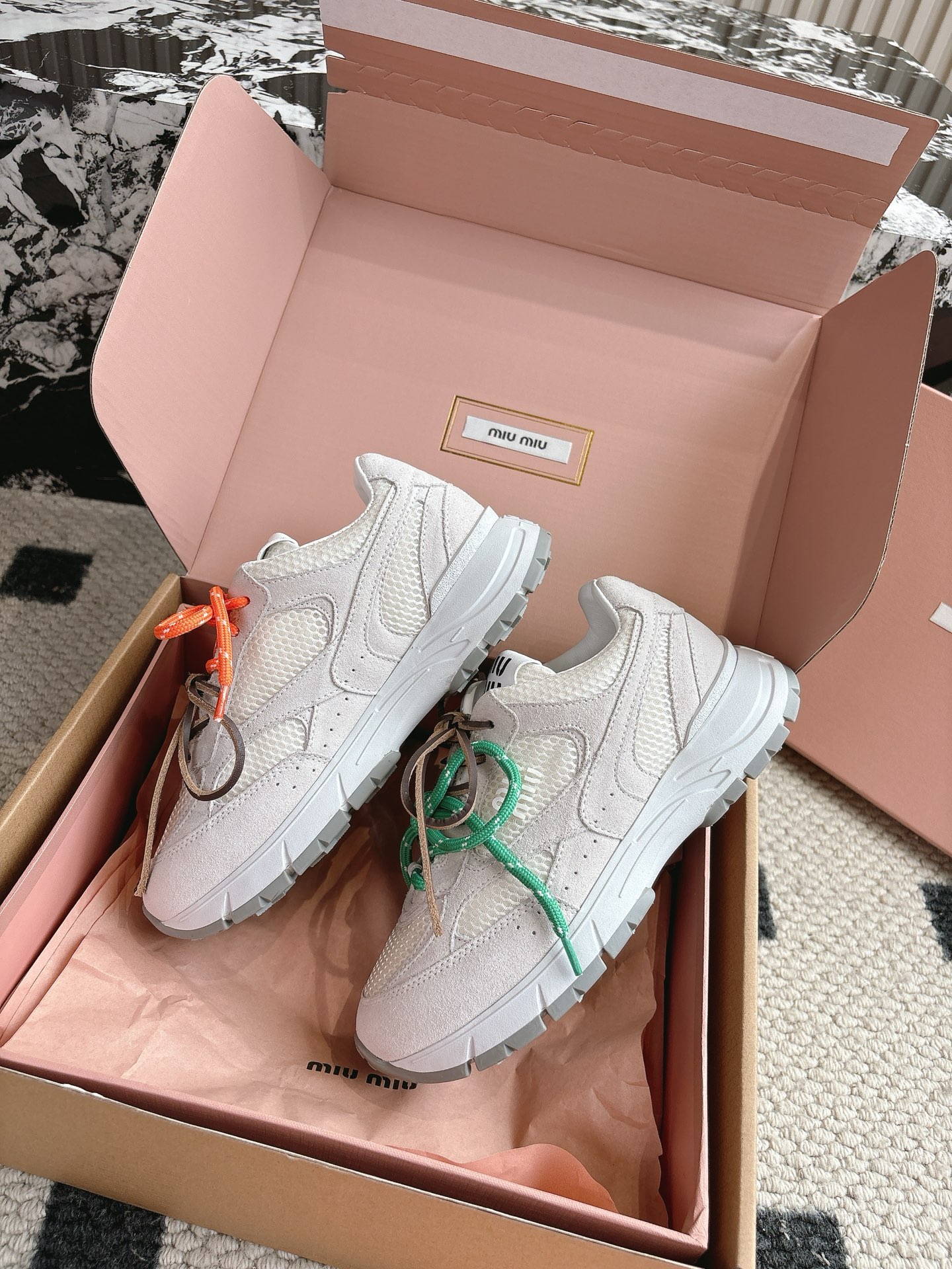 NO:465750,Purchase grade miumiu 25ss spring and summer new style thick sole sports and casual shoes Simple style, ultra-light original molded sole, perfect foot feel, easy to wear and match, height increase by 5cm Size: #35-40 (40 custom made without return) Mesh, casual shoes/sports shoes, miumiu, sneakers19860909代购级 miumiu 25ss 春夏新款 厚底 运动休闲鞋 简约造型,超轻原版开模鞋底,脚感妥妥满分 好穿好搭,增高5cm Size: #35-40 (40 定做不退换） 网皮面,休闲鞋/运动鞋,miumiu,sneakers,Women's Shoes
