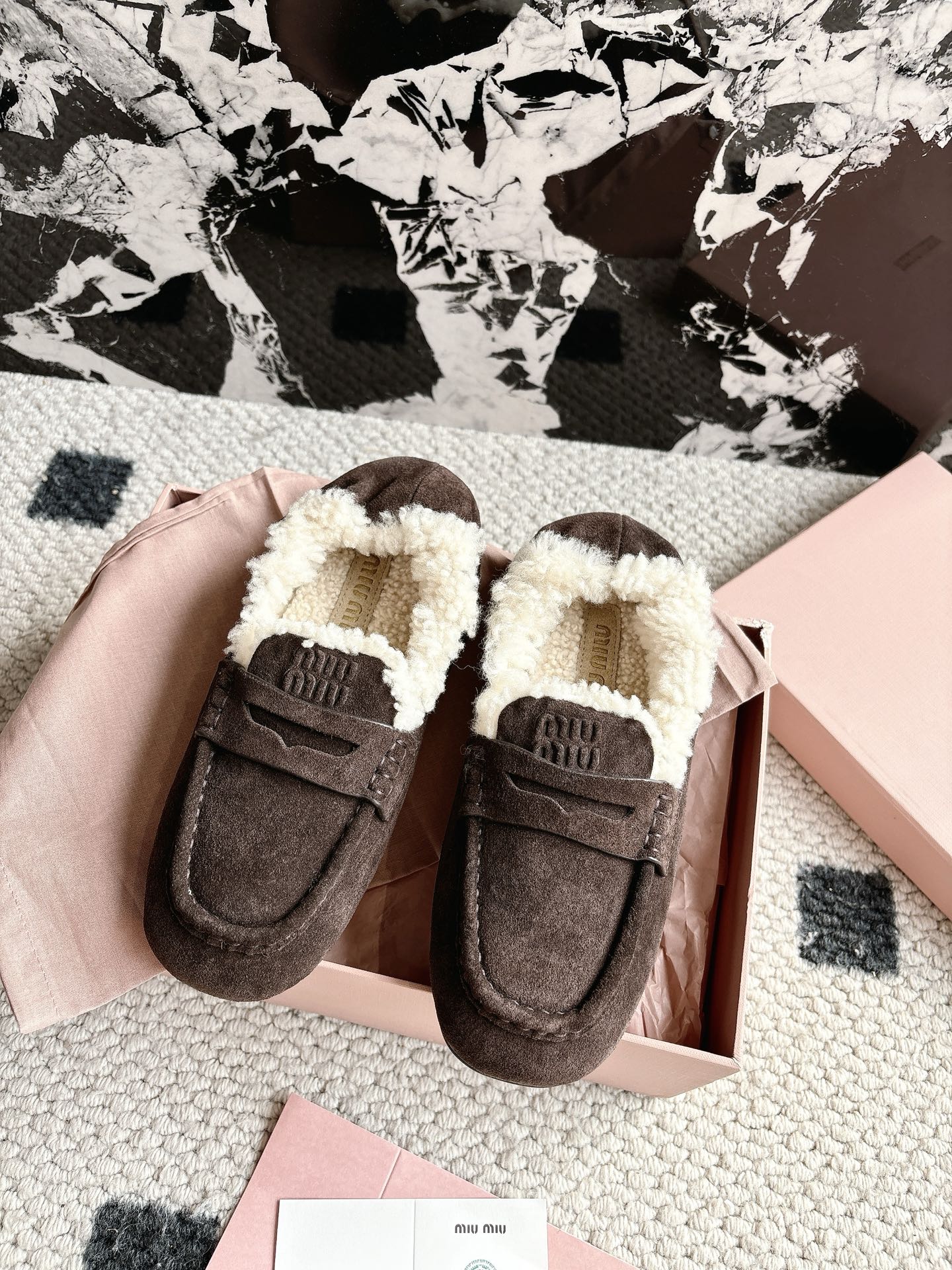 NO:559211,Miu Mi* 25ss show style toe-toe furry loafers, perfectly matched, no pressure to get in and out of the closet. So popular!  Popular fashion elements, miu logo high-end, casual matching in early autumn, invincible foot feel, fashionable reincarnation miumiu leads the trend with hanging mode. Upper: cow suede. Lining: wool. Outsole: rubber sole. Size 35-41 (40.41 customized, non-refundable and non-exchangeable), loafers, fur shoes, miumiu, loafers19860909Miu Mi* 25ss秀款包头毛毛乐福鞋 十足对版 出入柜柜无压力 太火爆了！热门款时尚元素,miu logo高级感,早秋随意搭配, 脚感无敌,时尚的轮回miumiu以开挂模式引领潮流 鞋面:牛反绒 内里:羊毛 大底:橡胶底 码数35-41（40.41定做不退不换）,乐福鞋毛毛鞋,miumiu,loafers,Women's Shoes