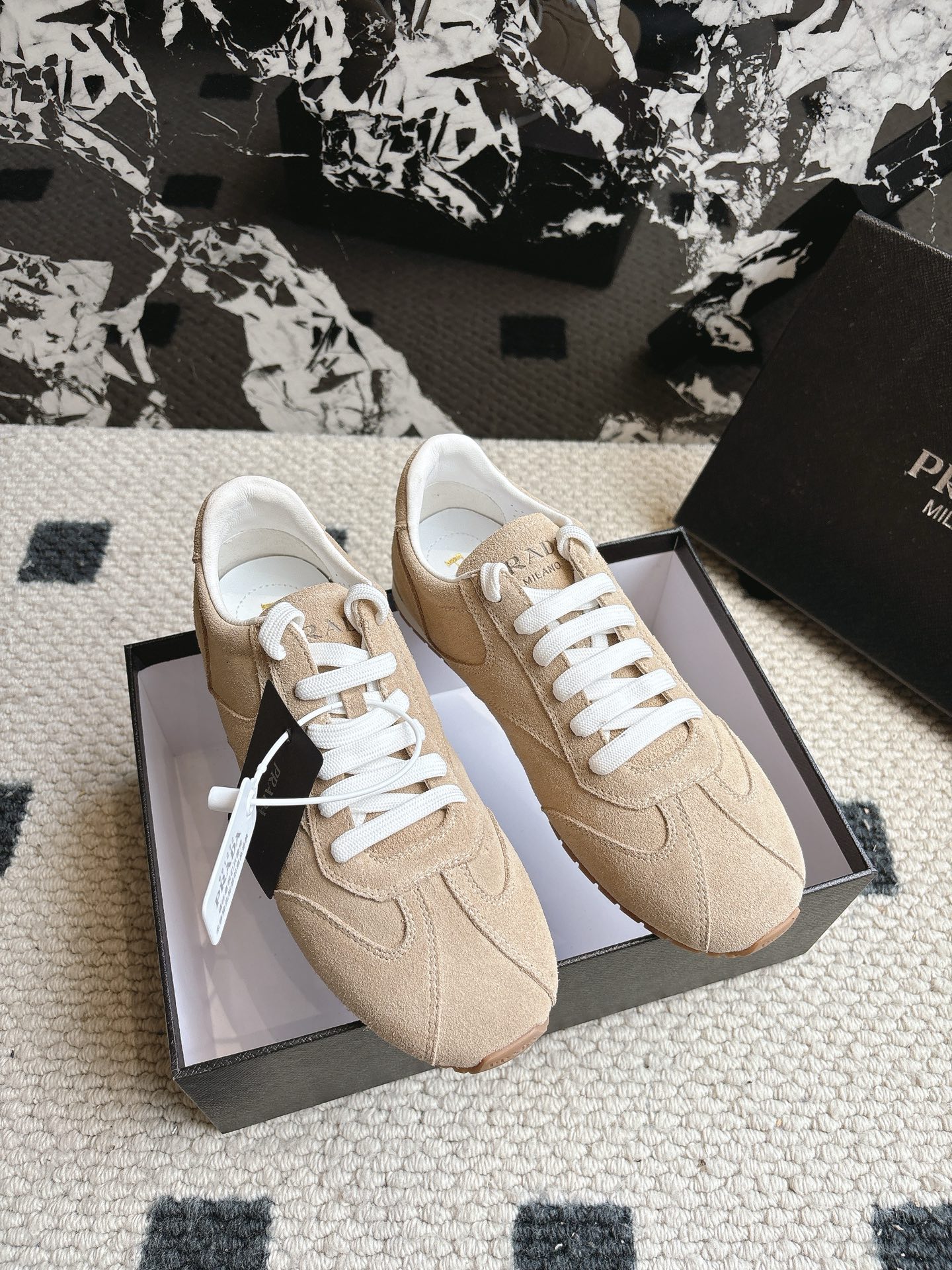 NO:559209,Prad* Prada FW25 showroom moral training shoes casual shoes outsole molded TPU!  Not made of rubber!  The suede upper has a texture, and the inner sheepskin wrap is soft and waxy. The insole is thickened with lambskin, which is extremely comfortable to step on, has a sense of support, and feels well wrapped. The shoe shape is full of wrapping, light, easy to wear, and practical. It is a casual shoe that makes you taller and longer legs!  Upper cow suede, inner sheepskin outsole, original molded TPU two-color outsole, Size female 35-41 (40 41 customized, non-returnable), casual shoes/sports shoes, prada, prada, sneakers, sheepskin, chamois leather19860909Prad* 普拉达 FW25 showroom德训鞋 休闲鞋 大底开模TPU！不做橡胶！鞋面麂皮有肌理感,内里羊皮包裹,软软糯糯的.鞋垫加厚小羊皮,踩上去无比舒适,有支撑感,又包裹得很好的感觉 鞋型包裹感十足,轻便好穿实用的一款休闲鞋,显高显大长腿！ 鞋面牛反绒 内里羊皮 大底原版开模TPU双色大底 Size女35-41（40 41订做不退换）,休闲鞋/运动鞋,prada,prada,sneakers,sheepskin,chamois leather,Women's Shoes