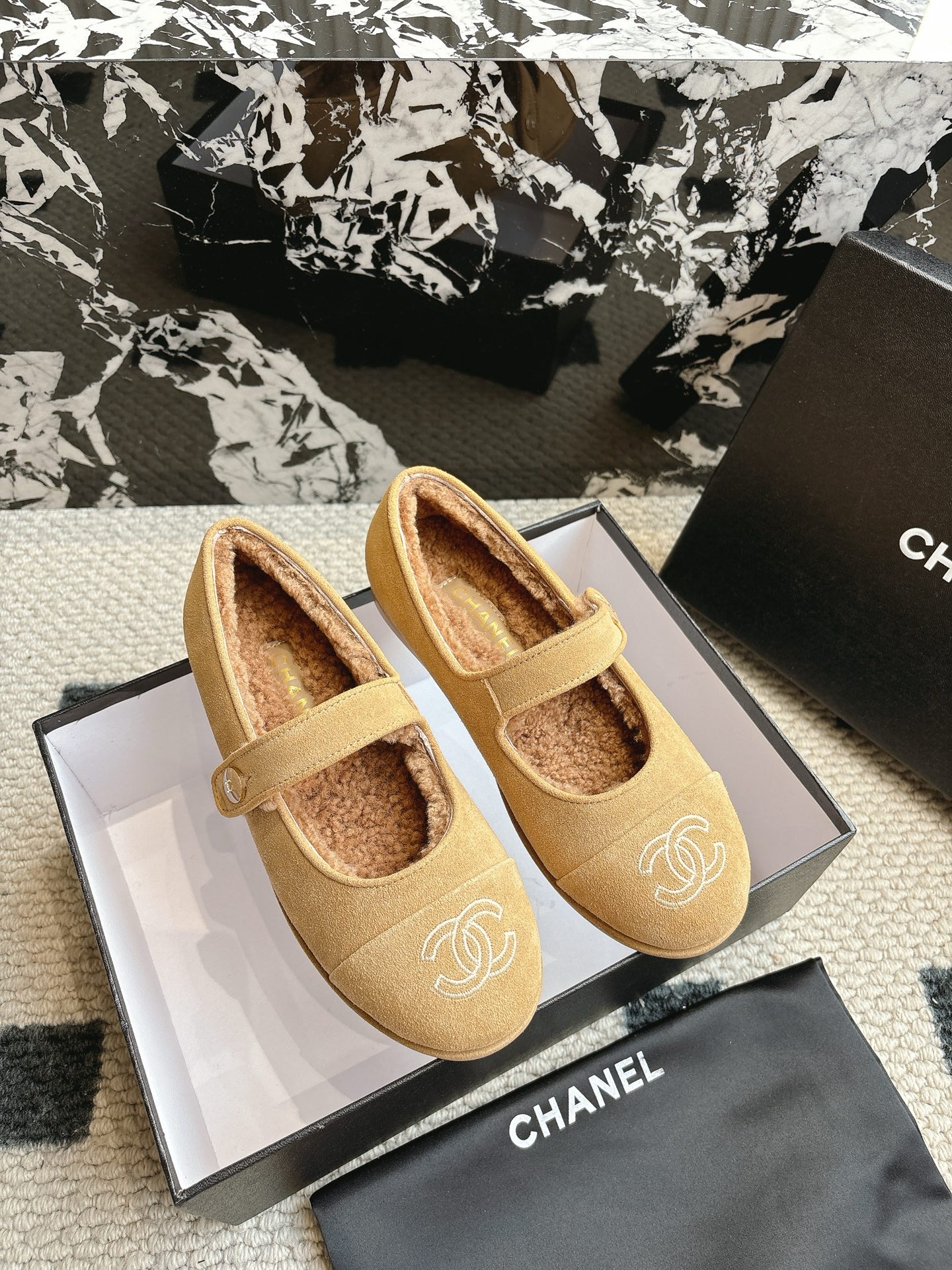 NO:559207,CHANE* Chanel 25ss new autumn and winter wool Mary Jane is so popular at first sight that you can wear it freely according to the weather changes!  Put on socks to instantly transform into cute shoes for spring and summer!  Transform into a magical princess in seconds, suitable for all foot types, slim and versatile ~ The combination of classic styles creates a strong sense of high-end19860909CHANE* 香奈儿 25ss 秋冬新款羊毛 玛丽珍 第一眼看上就被种草了根据天气变化自由穿搭！套上袜套春夏秒变可爱单鞋！秒变魔法公主适合一切脚型,显瘦百搭～经典版型搭配组合营造出了很强烈的高级感 上脚非常精致 俏皮 鞋面胎牛绒 内里羊毛 大底真皮大底 Size35-41（40 41定制）,毛毛鞋玛丽珍,chanel,chanel,mary jane,Leather soles,Women's Shoes