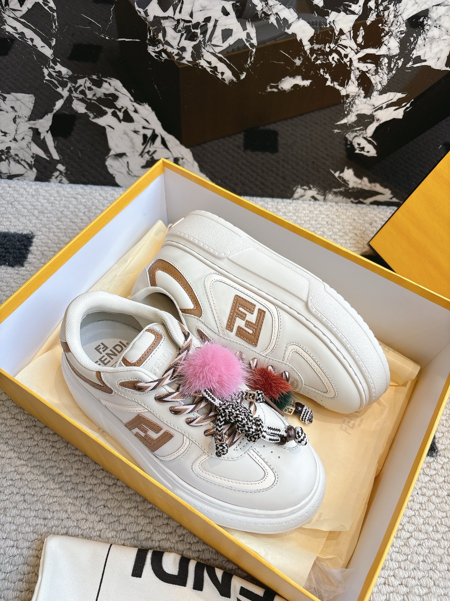 NO:559204,Fend* Fendi 25ss thick-soled match series casual sports shoes. Original purchase, development and production. The first sports shoe fendi match created by designer Kim Jones is similar to LV's Trainer basketball sneakers. The shoe shape is similar, with the addition of FF retro design. The upper is made of suede and leather stitching. The double F logo on the side is lined with terry velvet. The upper foot is super soft, lightweight and comfortable. It is full of youthfulness. Fabric cowhide. Lining cowhide.  Original molded outsole, sole thickness 5CM Size: #35-40 (40 custom made, non-refundable), casual shoes/sports shoes, fendi, fendi, louis vuitton, louis   vuitton,sneakers,hoodie,sweatshirts,cowhide,chamois leather19860909Fend* 芬迪 25ss 厚底match系列 休闲运动鞋 原版购入开发 做货 设计师Kim Jones打造的首款运动鞋fendi match 和LV驴牌的Trainer篮球运动鞋 鞋型差不多 添加了FF复古的设计 鞋面采用麂皮和皮革拼接组合 侧面凸起的双F logo内里采用毛巾绒里 上脚超级柔软 轻便 舒适搭配卫衣 少年感满满 面料牛皮 内里牛皮 鞋底原版开模大底 底厚5CM Size:#35-40（40订做不退换）,休闲鞋/运动鞋,fendi,fendi,louis vuitton,louis vuitton,sneakers,hoodie,sweatshirts,cowhide,chamois leather,Women's Shoes