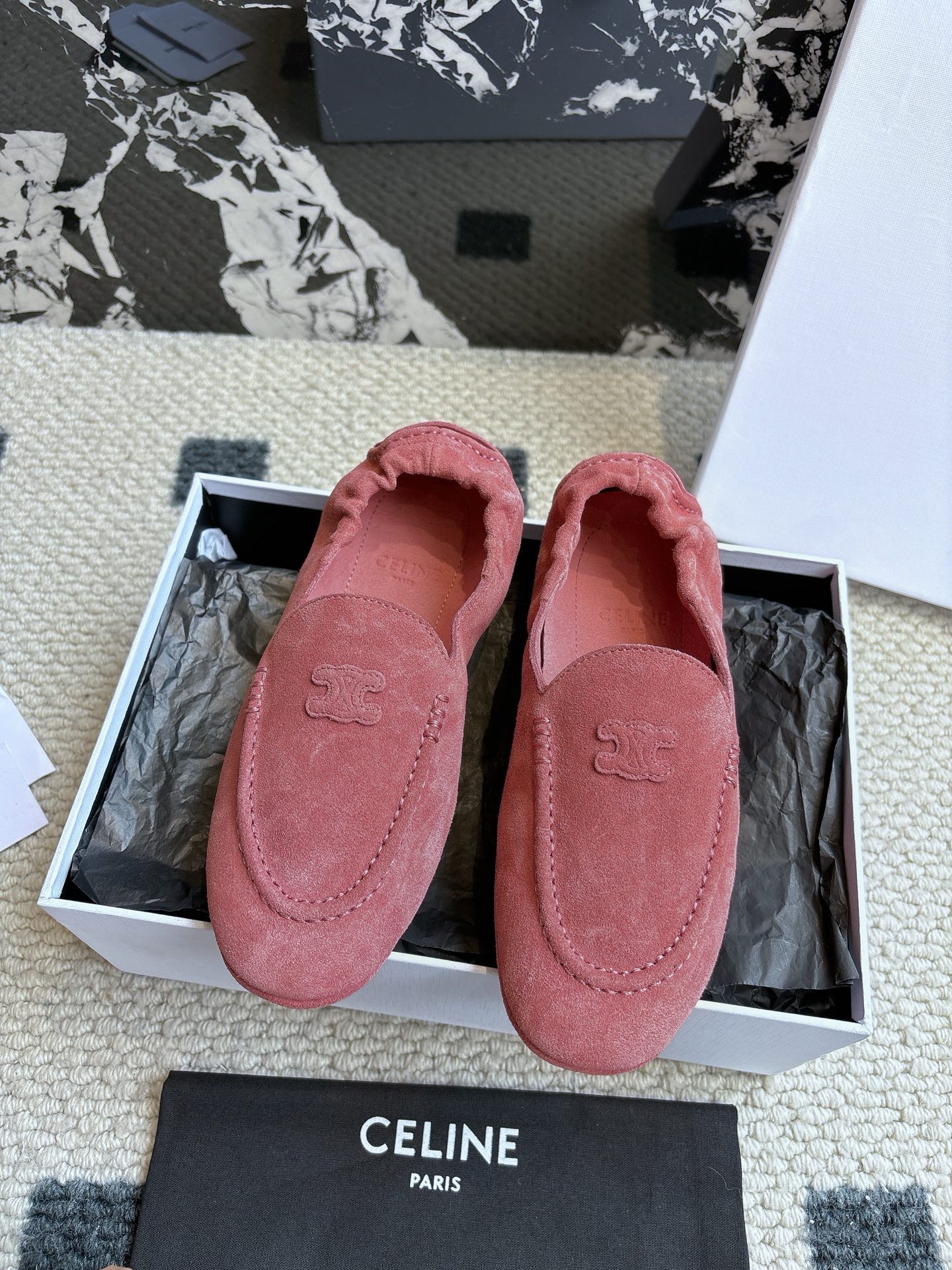 NO:559198,Celin* 25ss new slip-on loafers. This year you must buy a pair of celine loafers. The retro-style classic model is super versatile, simple and elegant, classic slip-on design, simple and fashionable, combining gentleness and texture. It can be matched casually with skirts and trousers. The proper Yanba shows its brand atmosphere. Upper: cow suede, lining nubuck leather. Outsole: original molded outsole.  Size35-40 (40 orders are not returnable), loafers, celine, loafers, skirts19860909Celin* 25ss 新款 一脚蹬乐福鞋 今年必须要入手一双celine乐福鞋 ,复古风经典款 超级百搭 简单大气 经典的一脚蹬设计 简约时髦 把温柔和质感合并 无论裙装裤装都能随意搭配 妥妥的颜霸 无不彰显它的品牌气息. 鞋面:牛反绒 内里磨砂皮 大底:原版开模大底 Size35-40（40订做不退换）,乐福鞋,celine,loafers,skirts,Women's Shoes