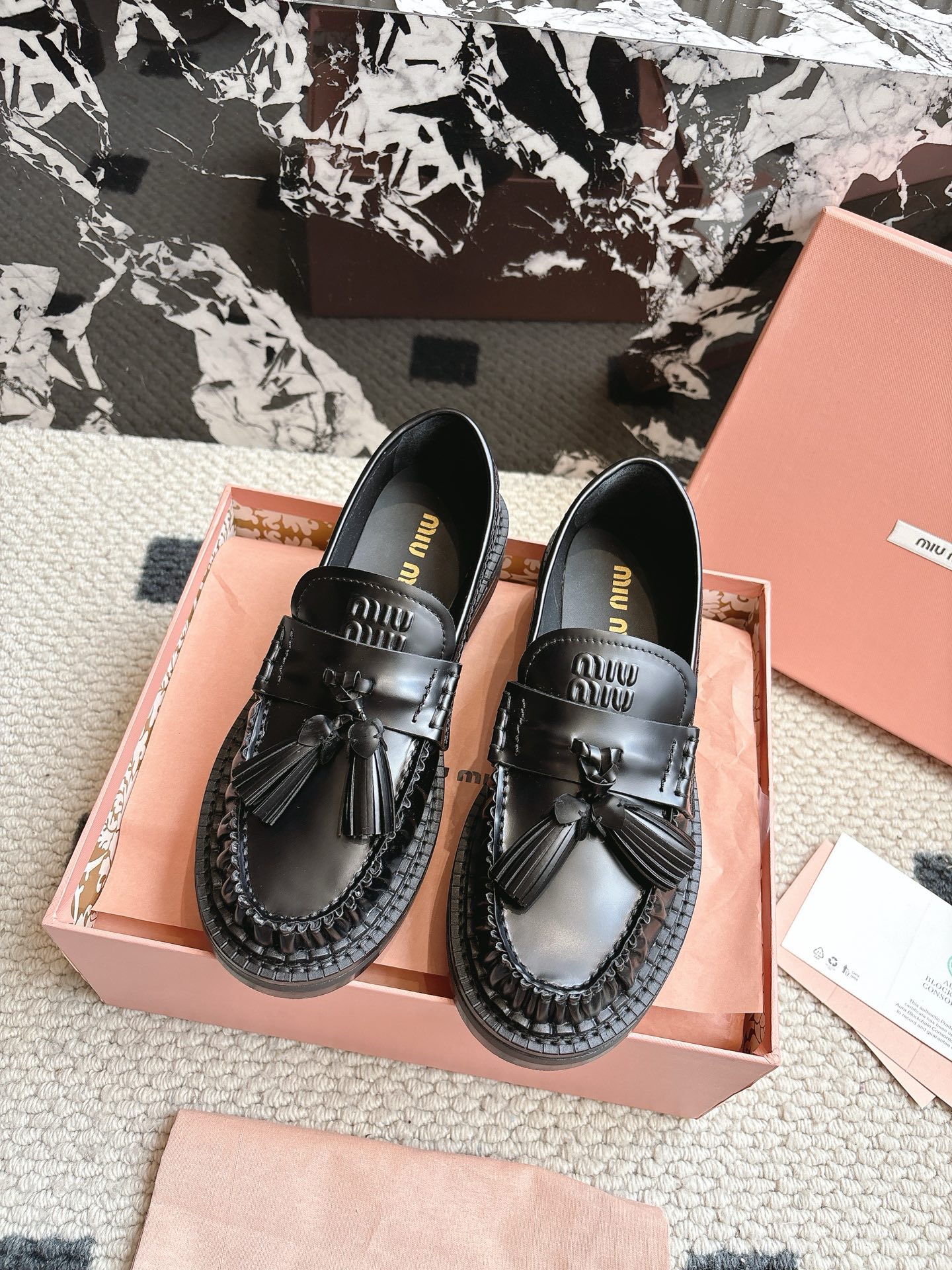 NO:559215,Miu Mi* 25FW heather color new tassel loafers New loafers are great to wear. This winter you need a pair of retro shoes to add a sense of atmosphere. The height of 3.5cm is moderate, the color is high-end and versatile, the style is playful and fashionable, the feet are comfortable and slimming. Loafers have a college-style soul CP!  The white pleated skirt neutralizes the heavy feeling of the sweatshirt, and the tassel details of the loafers echo the hat, which is the right balance between sweetness and cool~ Fabric: Beaded cowhide leather; Sheepskin lining; Original molded outsole; Size 35-40 (customized for 40 units, non-returnable); loafers, miumiu, loafers, hoodie, sweatshirts, skirts, cowhide, sheepskin, hats19860909Miu Mi* 25FW 石楠木色 新款流苏乐福鞋 新款乐福鞋好好穿,这个冬天需要一对复古感的鞋为你增添氛围感,3.5cm高度适中,颜色高级百搭,款式俏皮时髦,上脚舒适显瘦 乐福鞋学院风灵魂CP！白色百褶裙中和卫衣厚重感,乐福鞋流苏细节和帽子呼应,甜酷平衡得刚好～ 面料开标珠牛皮 内里羊皮 大底原版开模大底 Size35-40（40定制不退换）,乐福鞋,miumiu,loafers,hoodie,sweatshirts,skirts,cowhide,sheepskin,hats,Women's Shoes