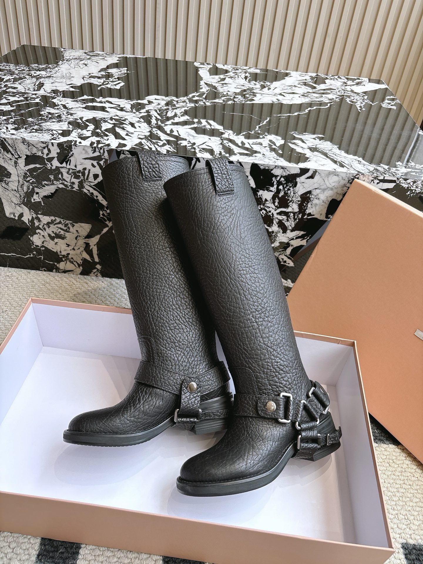 NO:559202,Miumiu's punk style autumn and winter motorcycle style boots are loose and limited catwalk style. A pair of Fengshen retro knight boots. They look good no matter how you wear them. This summer's fashionista's favorite. They don't look very comfortable. The upper feet are super comfortable. The fabric is imported cowhide. The lining is imported cowhide. Size 35-40 (40, 41 customization is non-returnable and non-exchangeable). Short boots, boots, miumiu, boots, cowhide19860909Miumiu谬谬朋克风秋冬机车造型长靴松弛感限量走秀款一双封神复古骑士靴 怎么穿都好看今夏时髦精最爱 看起来不怎么舒服 上脚超级舒服 面料进口牛皮 内里进口牛皮内里 尺码35-40(40,41定制不退不换） 短靴 长靴,靴子,miumiu,boots,cowhide,Women's Shoes