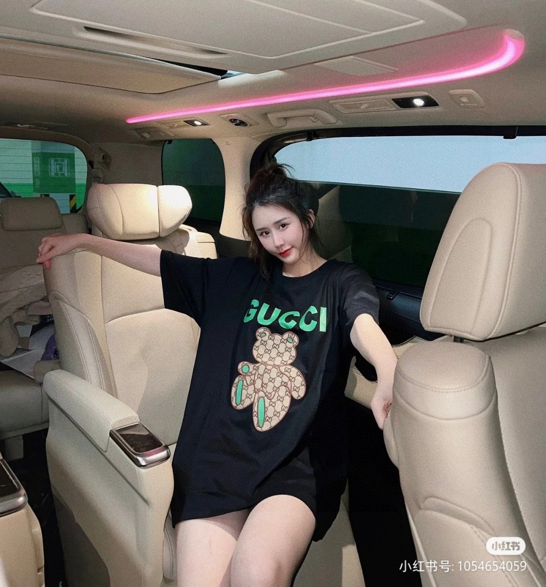 Gucci Camiseta Estampada con Oso de Peluche para Mujer - Colección 2025 16 a1749048424089 1277