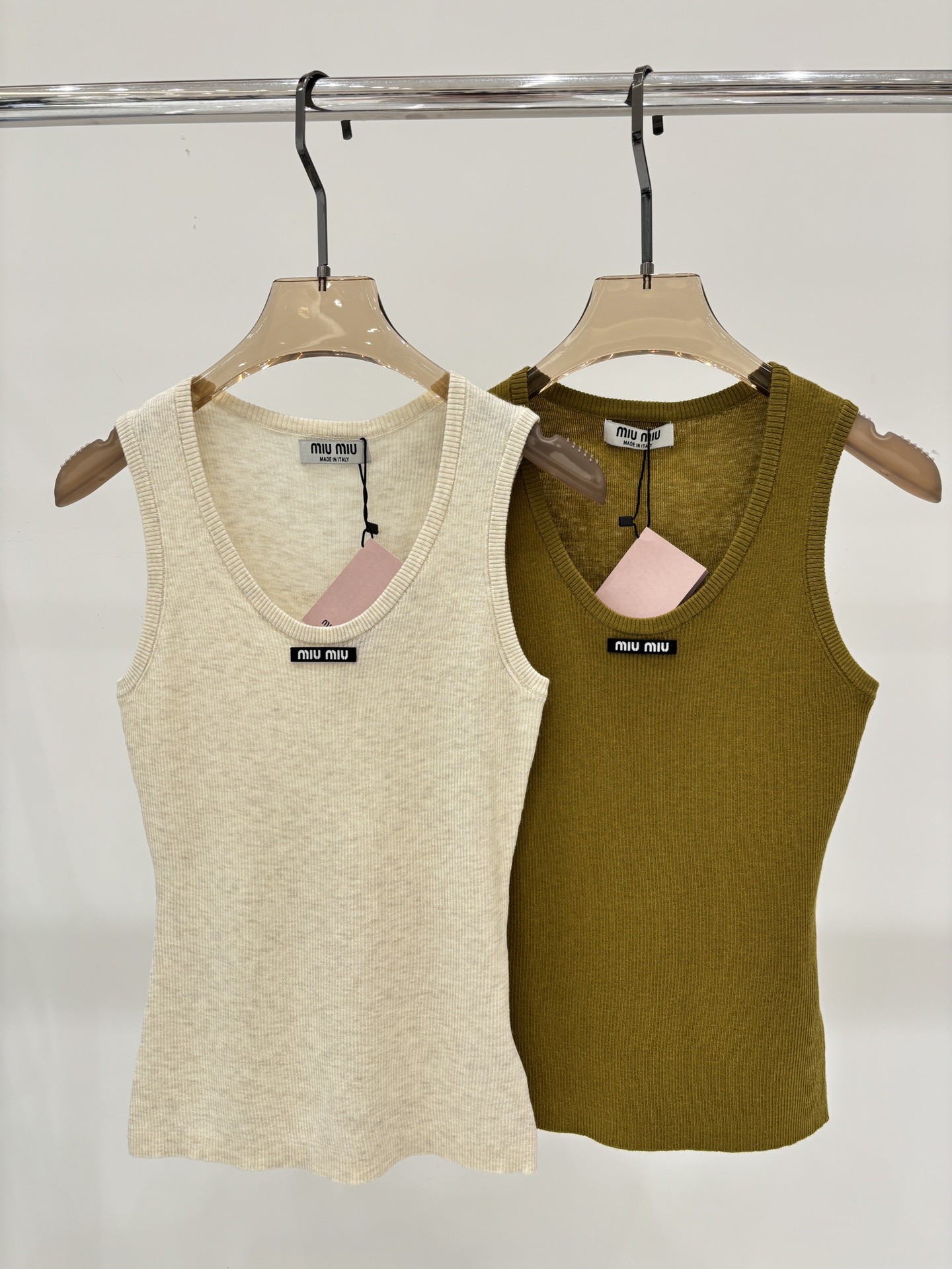 NO:453523,miu vest｜25 summer new round neck letter logo patch simple solid color casual knitted vest, miumiu, alexander wang19860909miu背心｜25夏季新款圆领字母logo贴布简约纯色休闲针织背心,,miumiu,alexander wang,Women's clothing