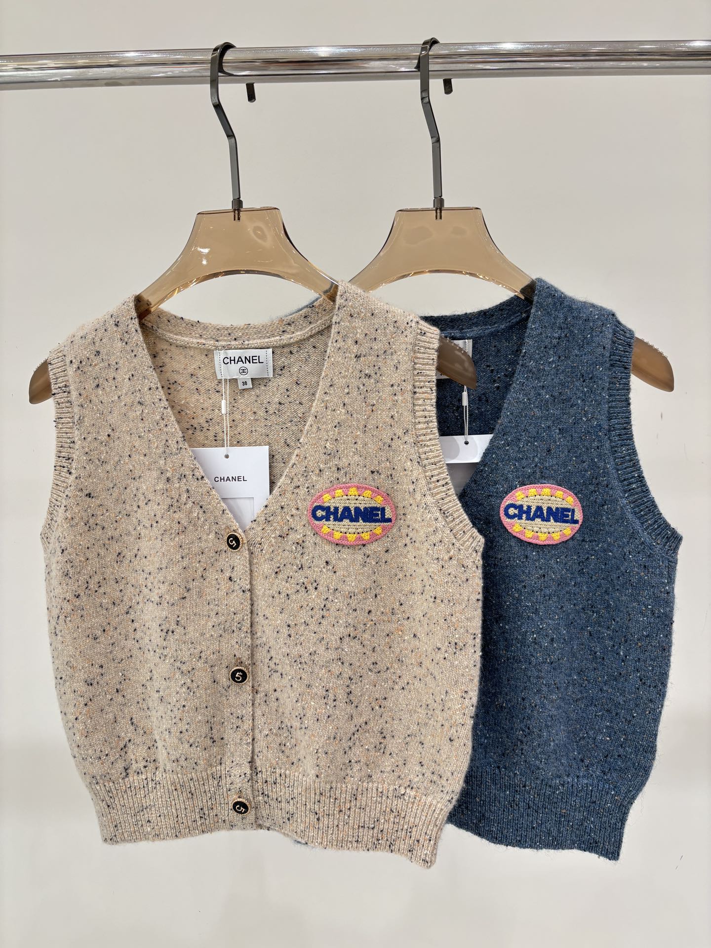 NO:453518,Xiaoxiang vest｜25 summer new v-neck letter logo patch mixed color casual knitted vest, alexander wang19860909小香背心｜25夏季新款v领字母logo贴布混色休闲针织背心,,alexander wang,Women's clothing