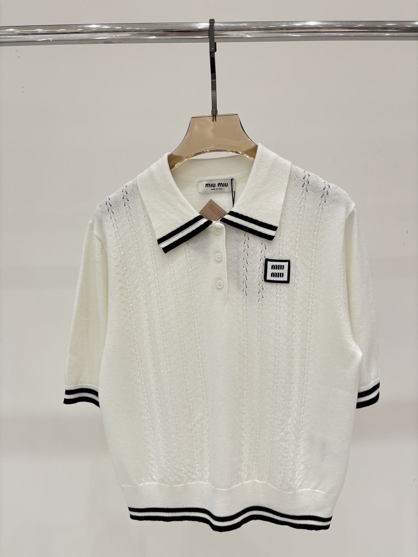 NO:453513,miu short sleeves | 25 summer new lapel letter logo patch simple stripes contrast color casual knitted short sleeves, miumiu, T-shirt, alexander wang19860909miu短袖｜25夏季新款翻领字母logo贴布简约条纹撞色休闲针织短袖,,miumiu,T-shirt,alexander wang,Women's clothing