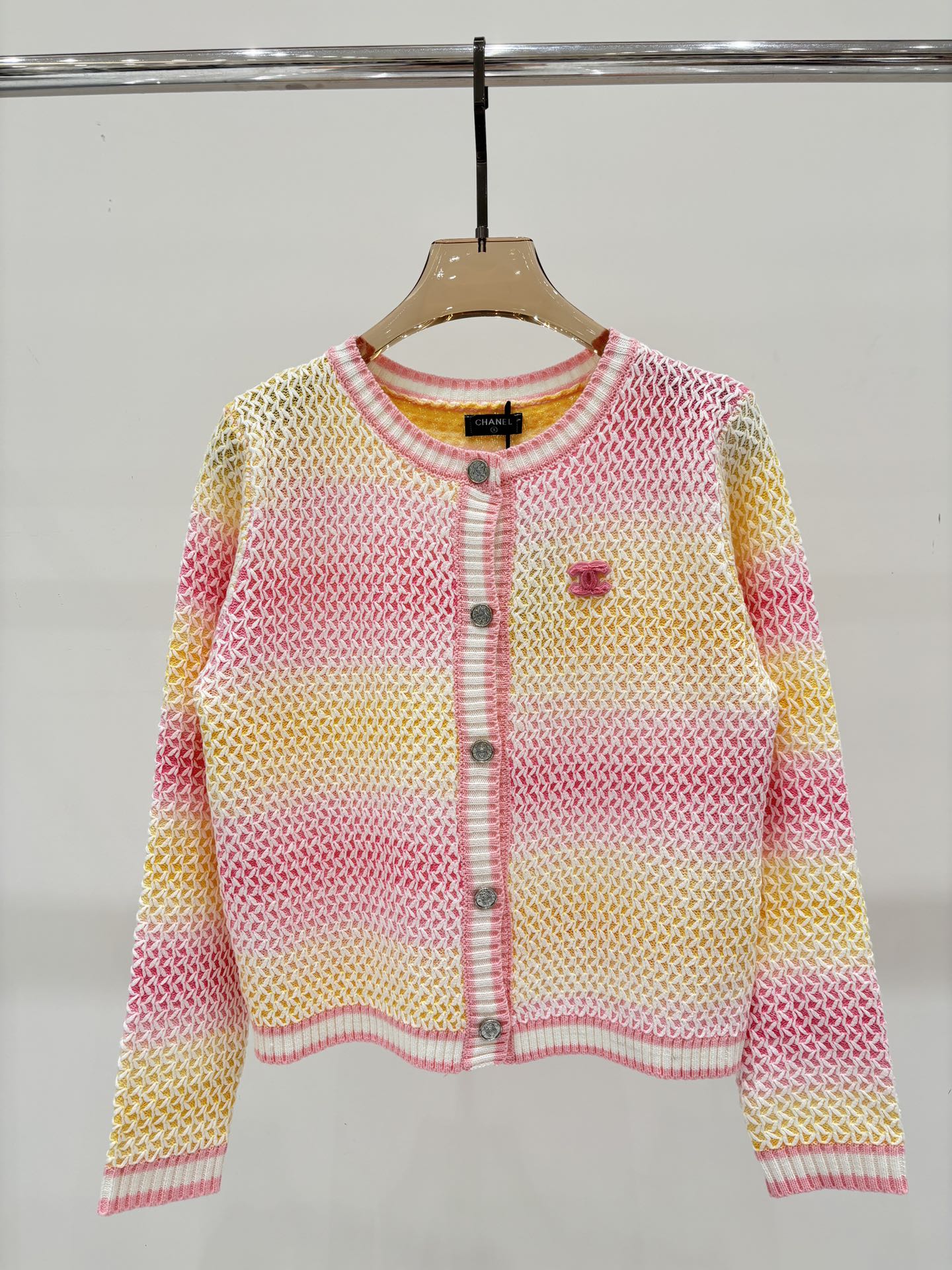 NO:453503,Xiaoxiang cardigan｜25 spring and summer new round neck letter logo three-dimensional jacquard metal button mixed color gradient casual knit cardigan, alexander wang19860909小香开衫｜25春夏新款圆领字母logo立体提花金属扣混色渐变休闲针织开衫,,alexander wang,Women's clothing