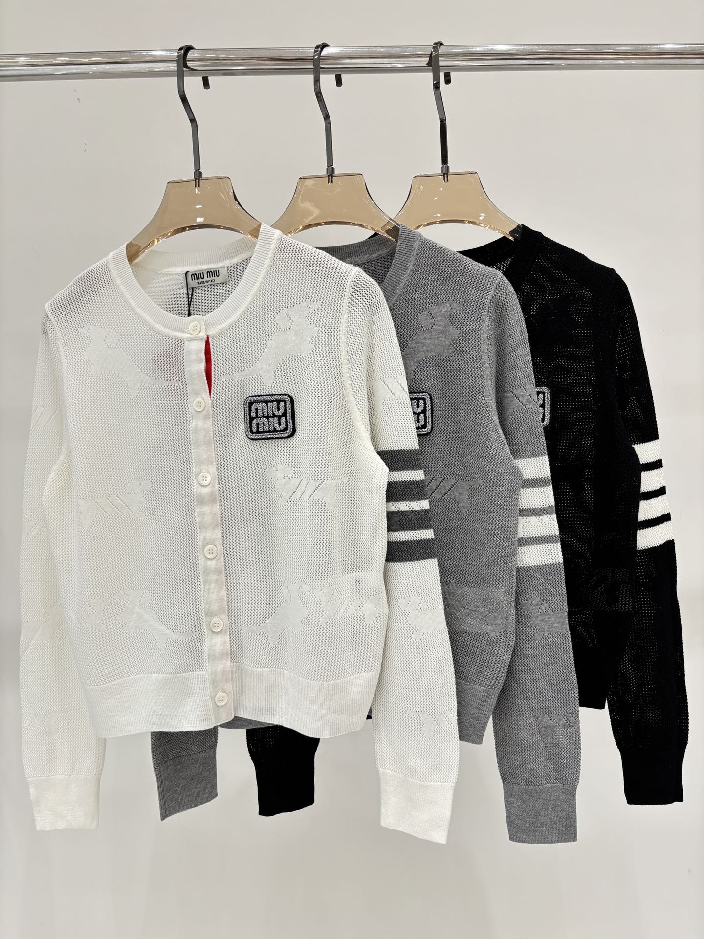 NO:453498,miu cardigan｜25 summer new round neck letter logo patch hollow simple casual knit cardigan, miumiu, alexander wang19860909miu开衫｜25夏季新款圆领字母logo贴布镂空简约休闲针织开衫,,miumiu,alexander wang,Women's clothing