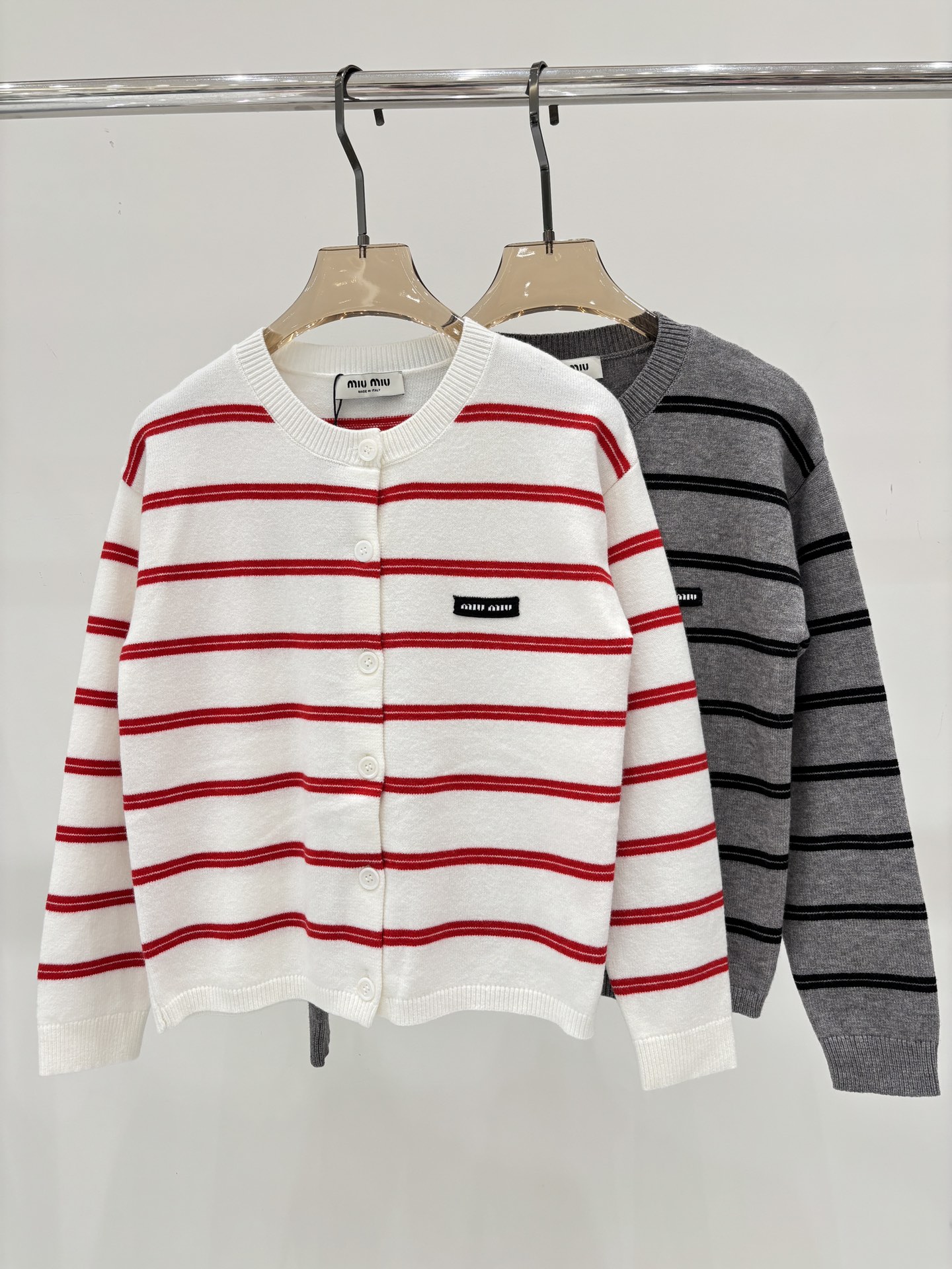 NO:453488,miu cardigan｜25 early autumn new round neck letter logo patch striped contrast color casual knit cardigan, miumiu, alexander wang19860909miu开衫｜25早秋新款圆领字母logo贴布条纹撞色休闲针织开衫,,miumiu,alexander wang,Women's clothing