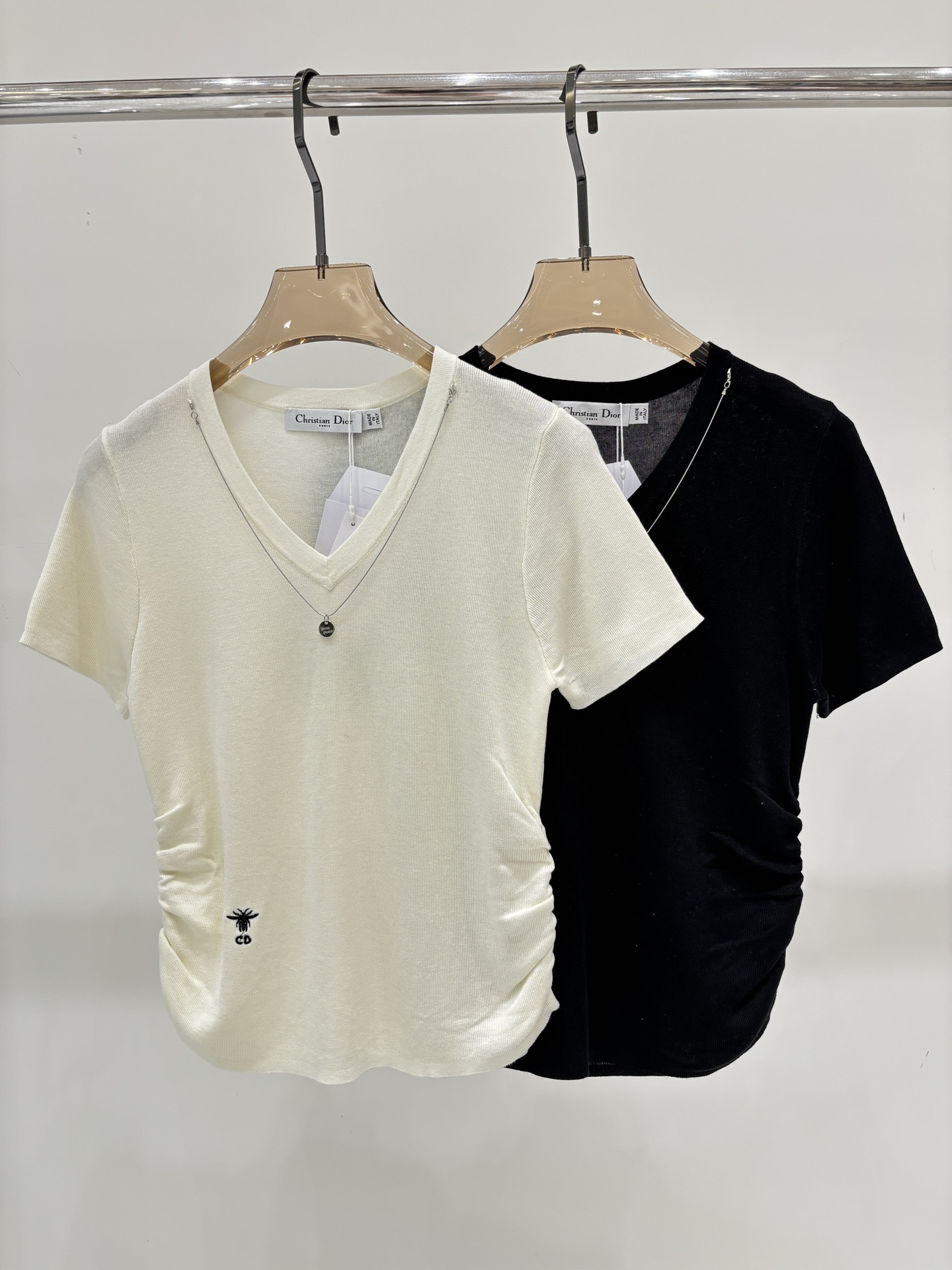 NO:453497,D home short sleeves | 25 summer new v-neck letters bee embroidered neckline chain decoration casual knitted short sleeves, dior, T-shirt, alexander wang19860909D家短袖｜25夏季新款v领字母蜜蜂刺绣领口链条装饰休闲针织短袖,,dior,T-shirt,alexander wang,Women's clothing