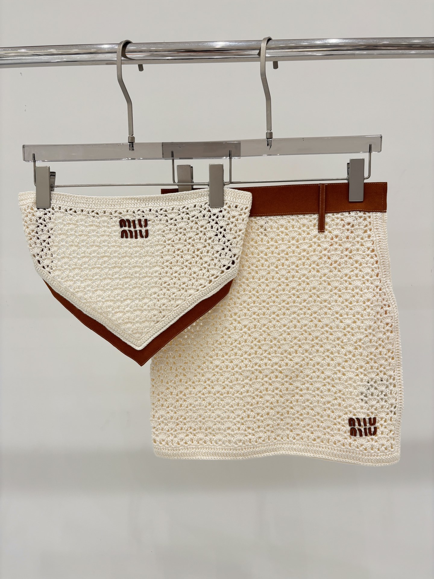 NO:453492,miu set｜25 summer new letter logo embroidery hollow suede spliced ​​metal belt buckle heavy knit set, miumiu, chamois leather, alexander wang19860909miu套装｜25夏季新款字母logo刺绣镂空麂皮拼接金属腰带扣重工针织套装,,miumiu,chamois leather,alexander wang,Women's clothing