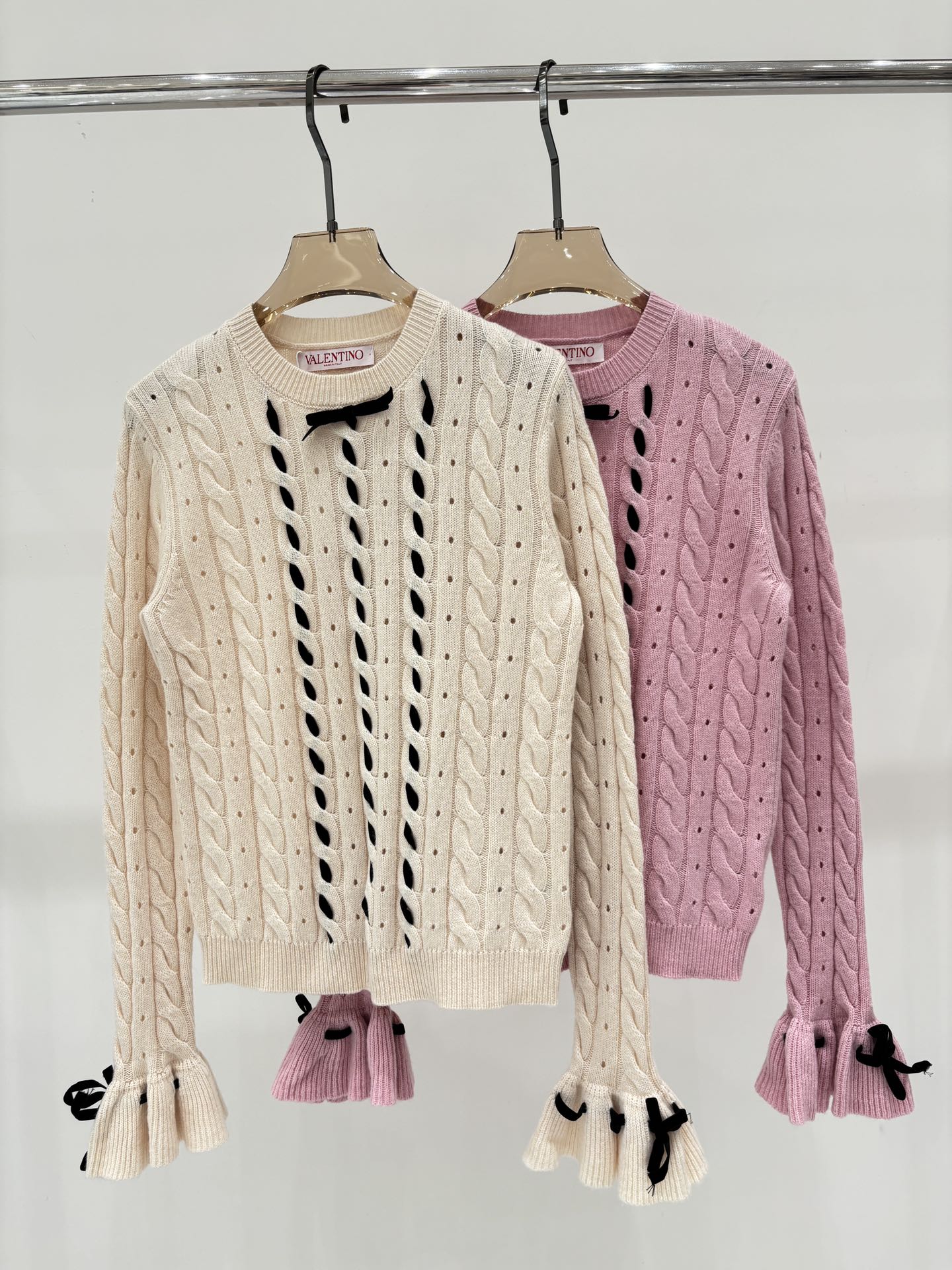 NO:454373,Valentino long sleeves｜25 spring and summer new round neck velvet ribbon contrasting ruffled cuffs simple casual knitted long sleeves, valentino, alexander wang19860909华伦天奴长袖｜25春夏新款圆领绒布丝带撞色荷叶边袖口简约休闲针织长袖,,valentino,alexander wang,Women's clothing