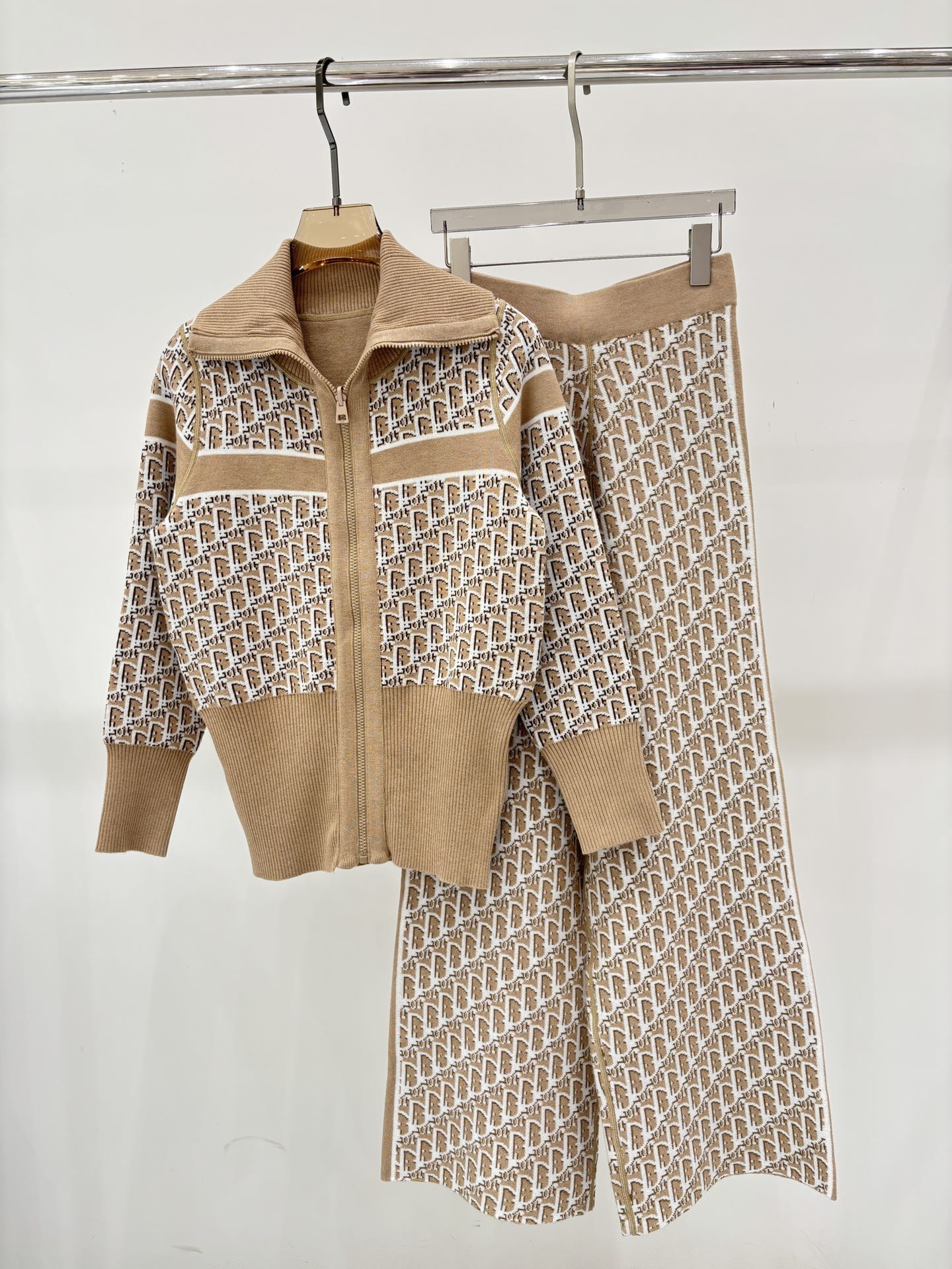 NO:454371,D home set｜25 early autumn new lapel letter logo jacquard full print double-sided casual knitted suit, dior, alexander wang19860909D家套装｜25早秋新款翻领字母logo提花满印双面穿休闲针织套装,,dior,alexander wang,Women's clothing