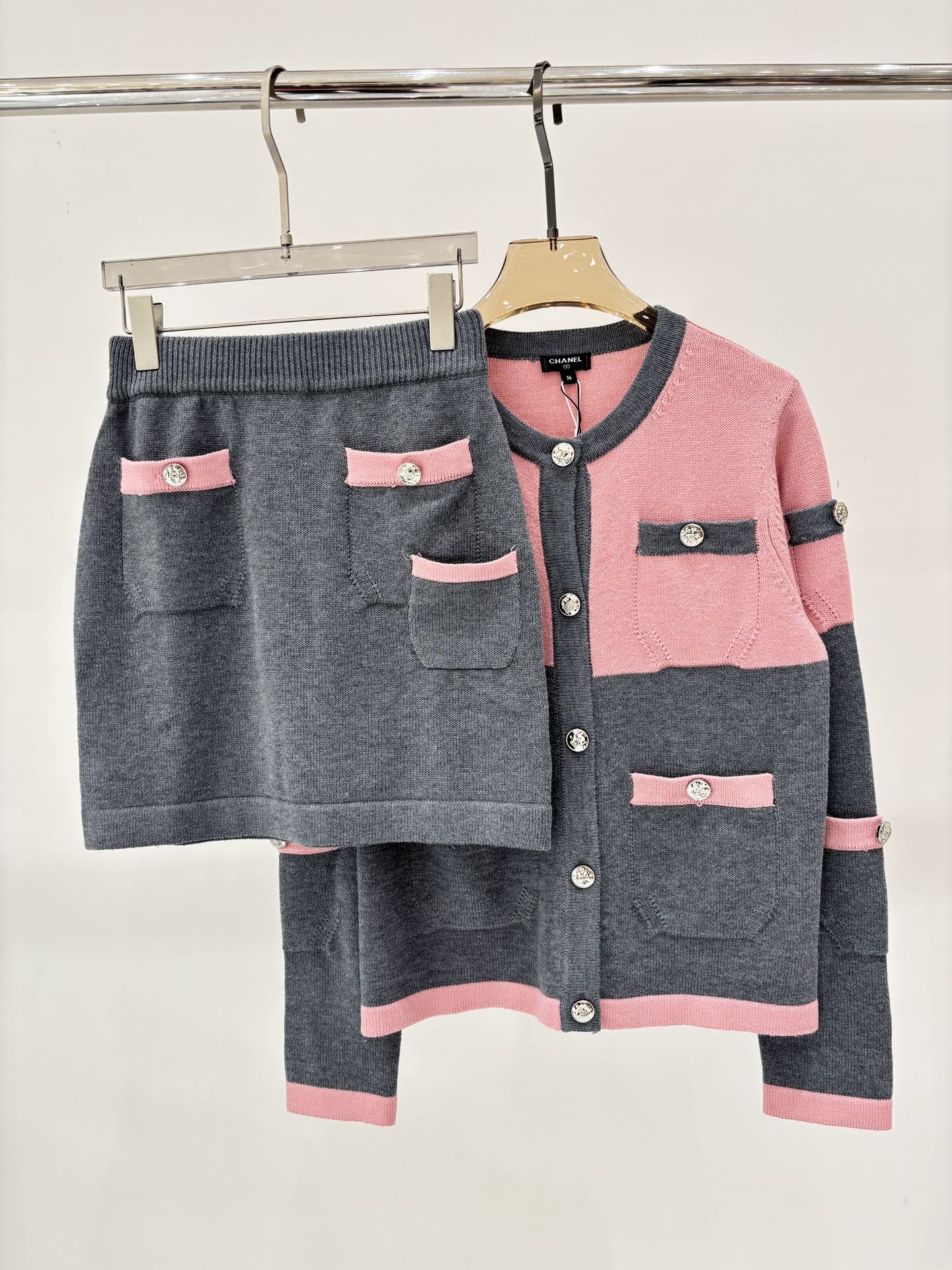 NO:455091,Xiaoxiang Set｜25 Early Autumn New Round Collar Letter Logo Inlay Metal Buckle Pink Gray Color Bundle Simple Casual Knit Set, Alexander Wang19860909小香套装｜25早秋新款圆领字母logo嵌花金属扣粉灰拼色简约休闲针织套装,,alexander wang,Women's clothing