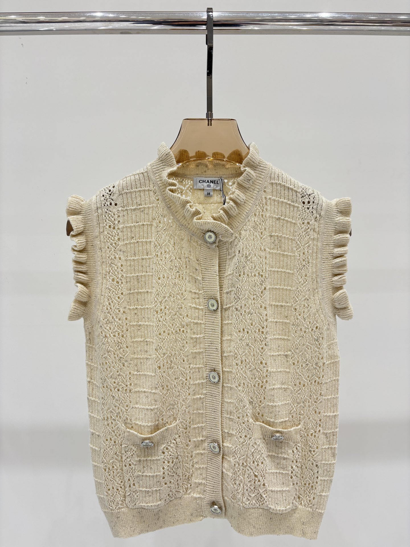 NO:455078,Xiaoxiang vest｜25 summer new round neck letter logo white inlay metal buckle wood earrings simple casual knitted vest, alexander wang19860909小香背心｜25夏季新款圆领字母logo白色嵌花金属扣木耳边简约休闲针织背心,,alexander wang,Women's clothing