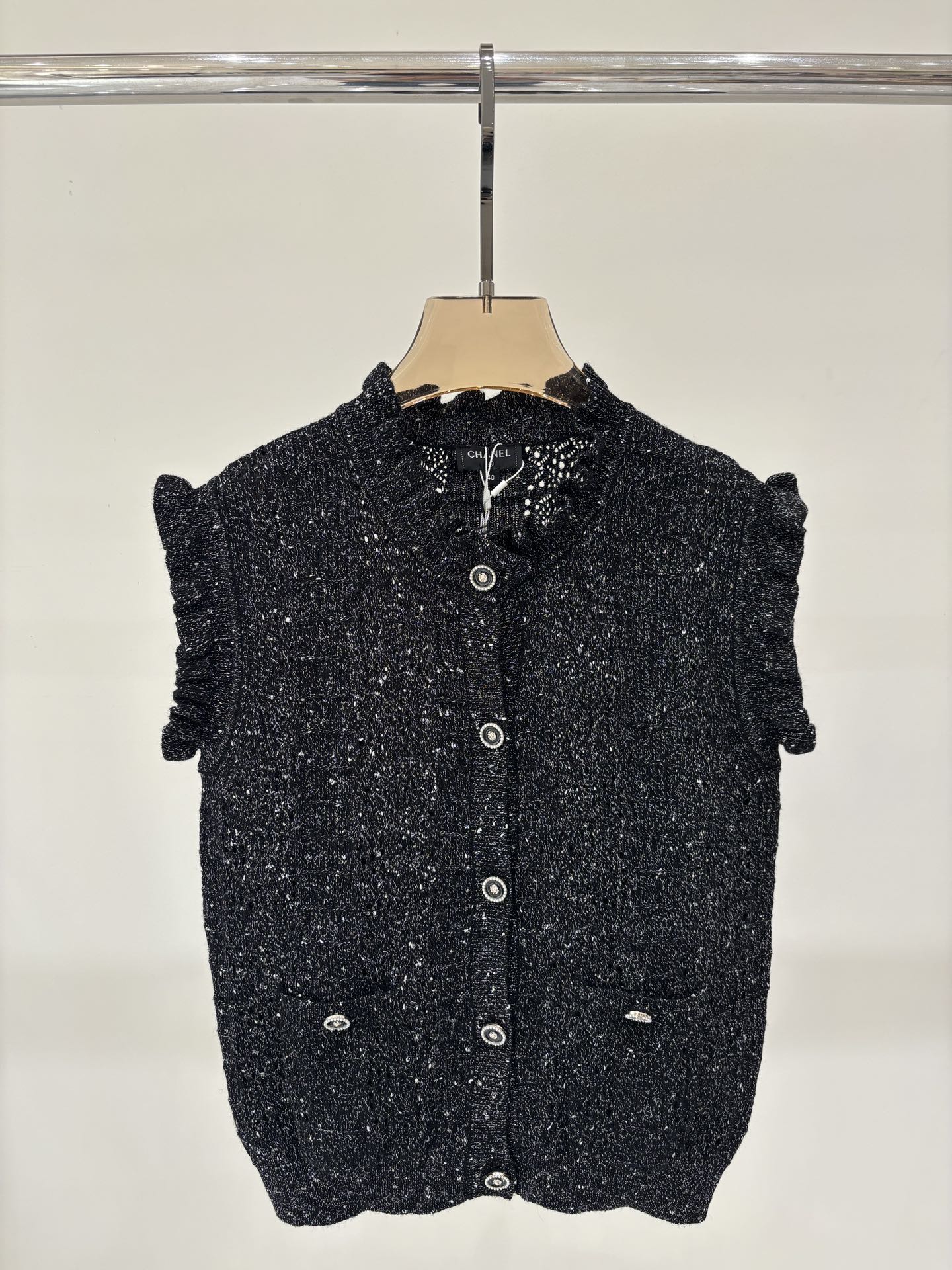 NO:455791,Xiaoxiang vest｜25 summer new round neck letter logo lion head inlay metal buckle bright silk earrings spliced ​​casual knitted vest, alexander wang19860909小香背心｜25夏季新款圆领字母logo狮头嵌花金属扣亮丝木耳边拼接休闲针织背心,,alexander wang,Women's clothing