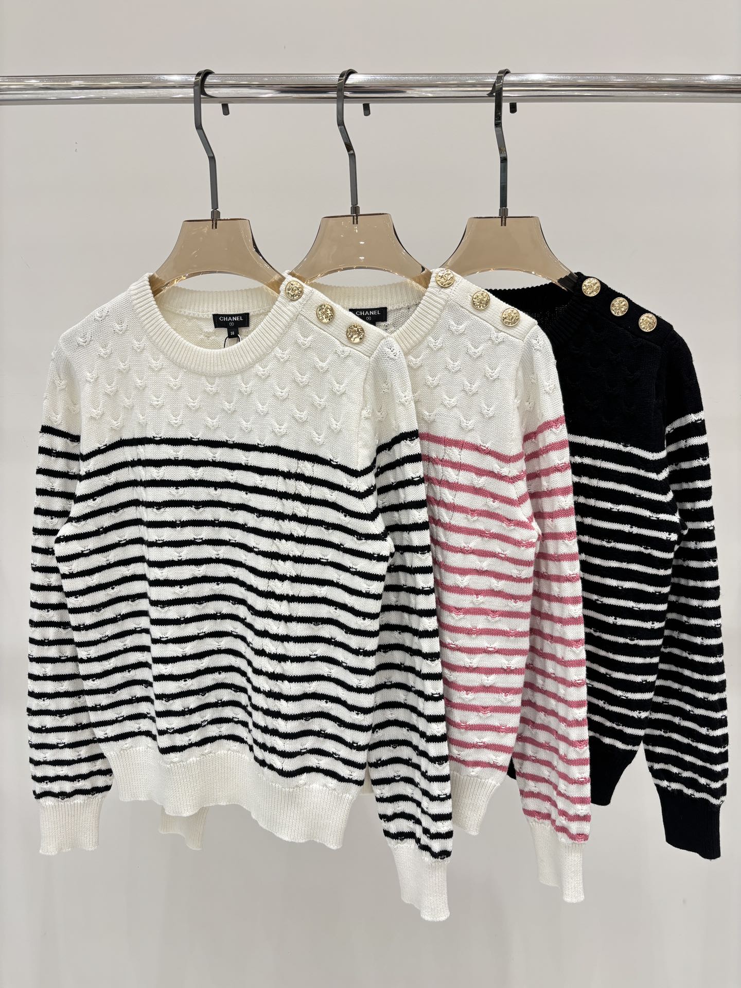 NO:455809,Xiaoxiang Long Sleeve | 25 early autumn new round neck letter logo inlay metal buckle stripes contrasting color casual knitted long sleeves, alexander wang19860909小香长袖｜25早秋新款圆领字母logo嵌花金属扣条纹撞色休闲针织长袖,,alexander wang,Women's clothing