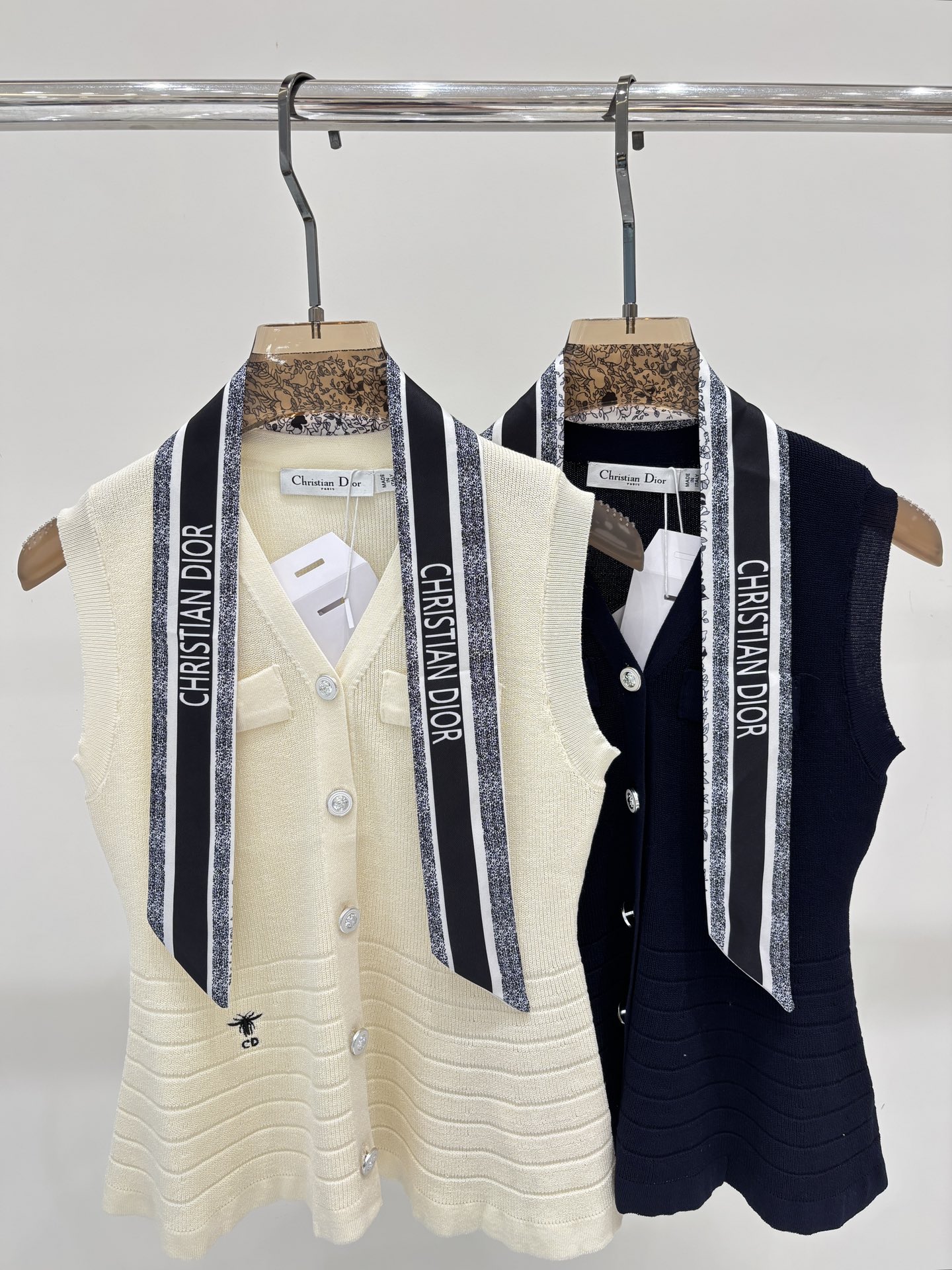 NO:457129,D home vest｜25 summer new v-neck letter logo inlay bee embroidered ruffled scarf casual knitted vest, dior, alexander wang19860909D家背心｜25夏季新款v领字母logo嵌花蜜蜂刺绣荷叶边丝巾休闲针织背心,,dior,alexander wang,Women's clothing