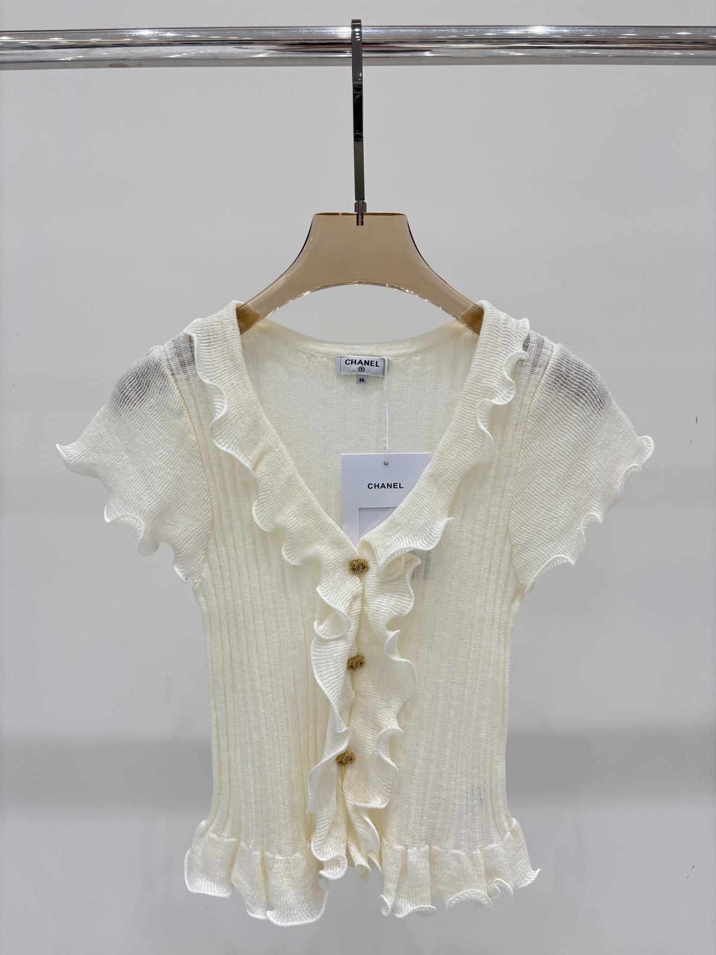 NO:457118,Xiaoxiang short sleeves｜25 summer new V-neck letter logo pearl button wood earrings simple slim knitted short sleeves, T-shirt, alexander wang19860909小香短袖｜25夏季新款v领字母logo珍珠扣木耳边简约修身针织短袖,,T-shirt,alexander wang,Women's clothing