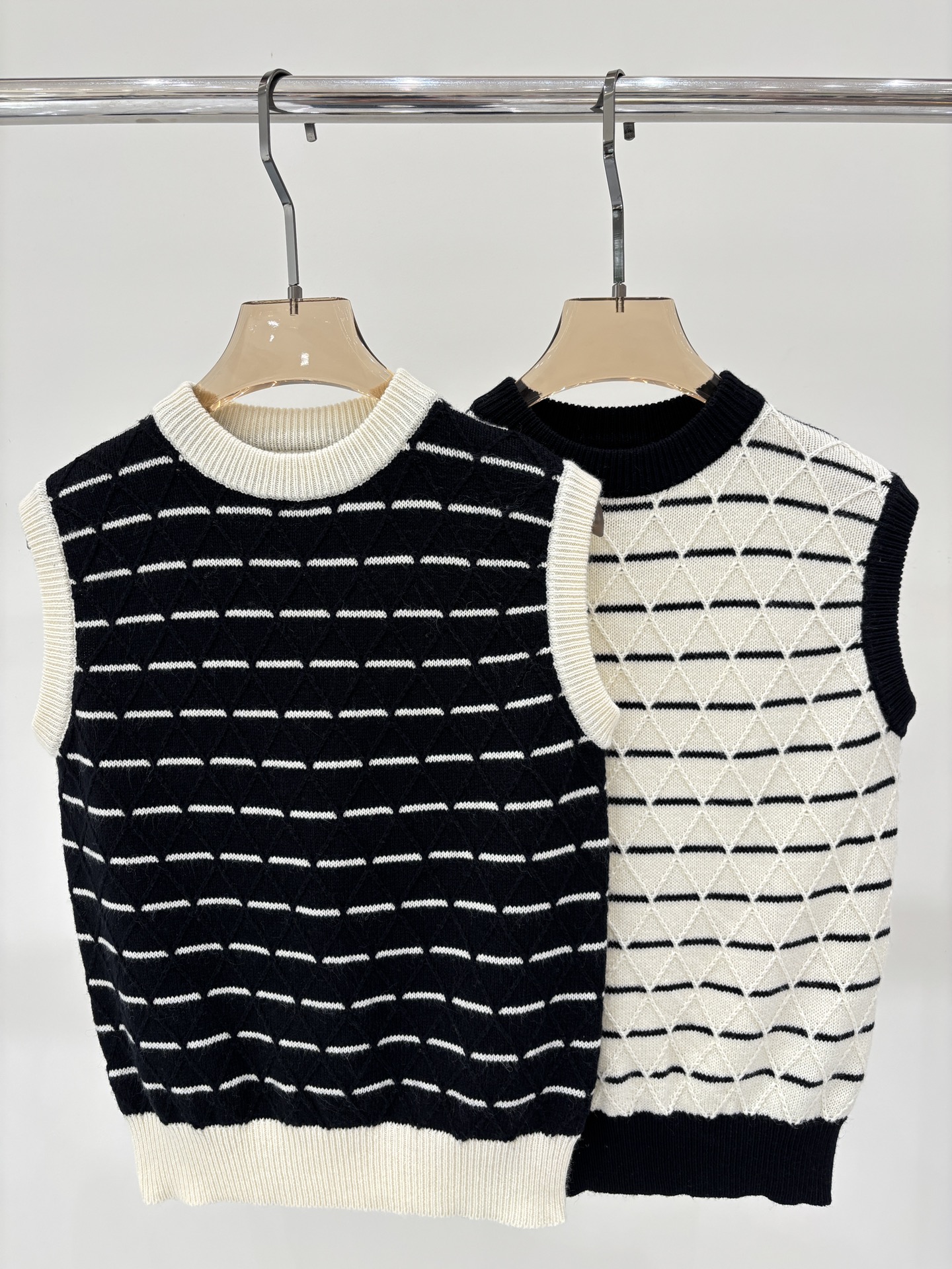 NO:457101,Max vest｜25 summer new round neck plaid jacquard striped edge-contrast casual knitted vest, alexander wang19860909Max背心｜25夏季新款圆领格纹提花条纹包边撞色休闲针织背心,,alexander wang,Women's clothing