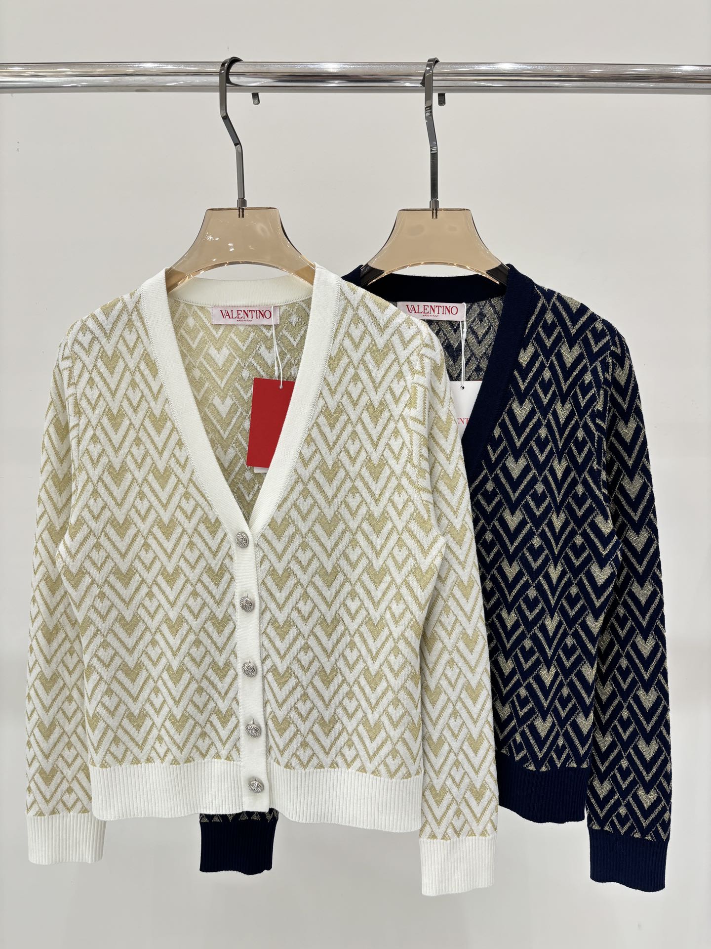 NO:457093,Valentino cardigan | 25 summer new V-neck letter logo gold wire contrast color jacquard full print casual knit cardigan, valentino, alexander wang19860909华伦天奴开衫｜25夏季新款ｖ领字母logo金丝撞色提花满印休闲针织开衫,,valentino,alexander wang,Women's clothing