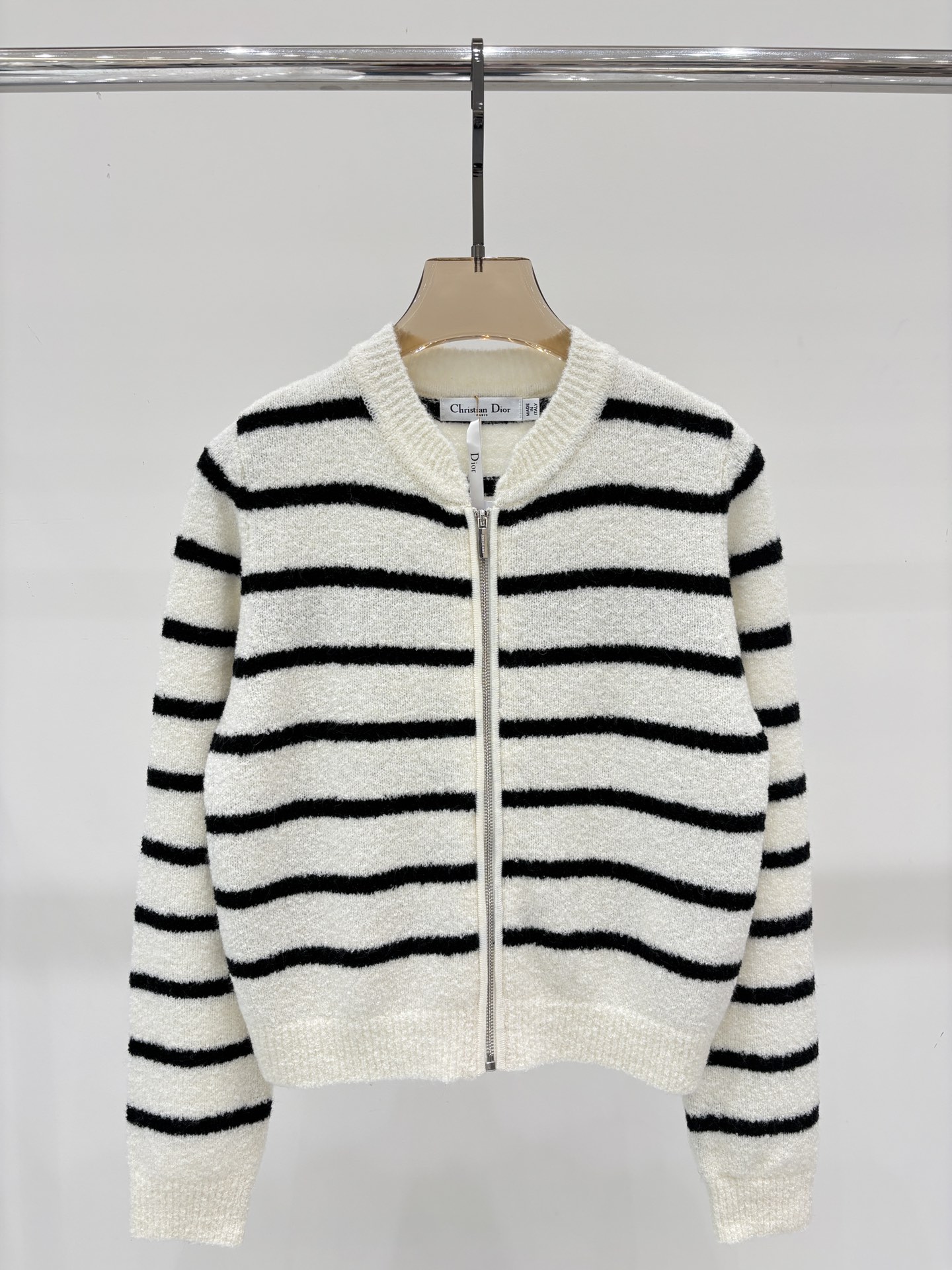 NO:457089,D home jacket｜25 early autumn new round neck letter logo jacquard striped contrast color casual knitted jacket, dior, jackets & coats, alexander wang19860909D家外套｜25早秋新款圆领字母logo提花条纹撞色休闲针织外套,,dior,jackets & coats,alexander wang,Women's clothing