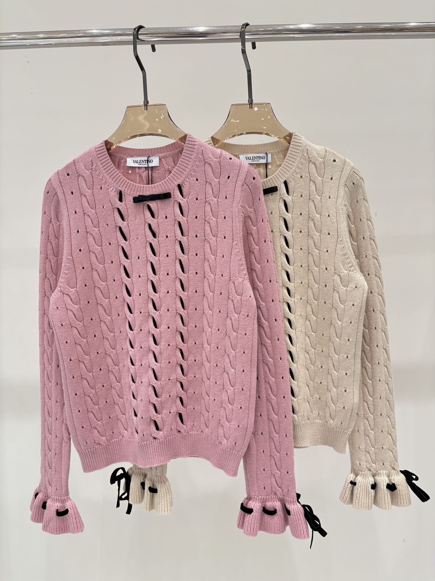 NO:457080,Valentino long sleeves｜25 early autumn new round neck velvet ribbon lace contrasting color simple casual knitted long sleeves, valentino, alexander wang19860909华伦天奴长袖｜25早秋新款圆领绒布丝带系带撞色简约休闲针织长袖,,valentino,alexander wang,Women's clothing