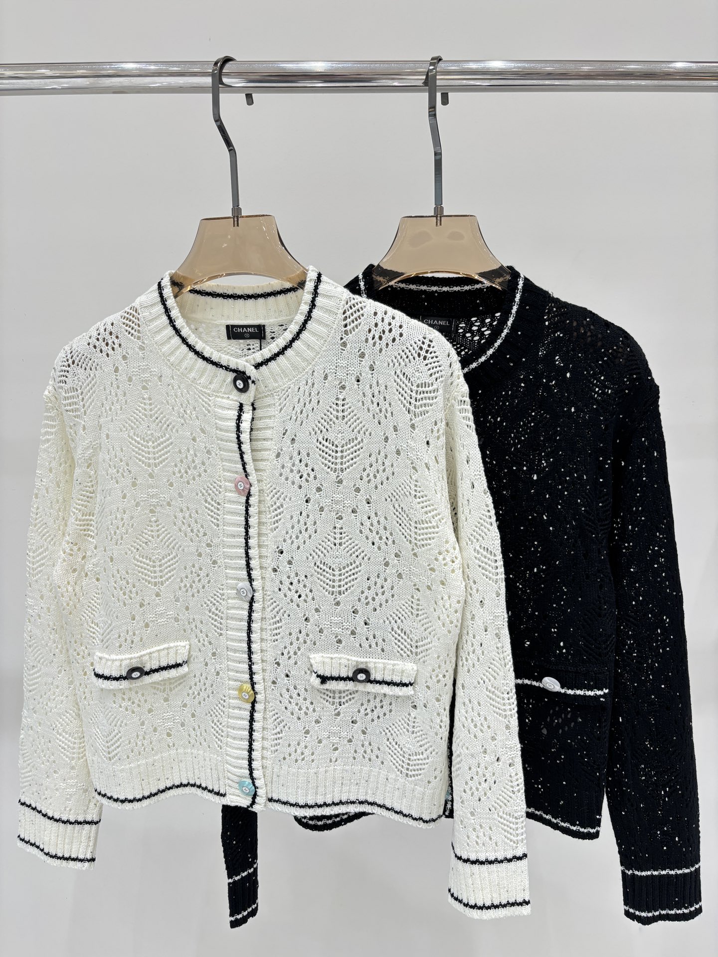 NO:457060,Xiaoxiang cardigan｜25 spring and summer new round neck letter logo inlay color button sequins simple casual knit cardigan, alexander wang19860909小香开衫｜25春夏新款圆领字母logo嵌花彩色钮扣亮片简约休闲针织开衫,,alexander wang,Women's clothing
