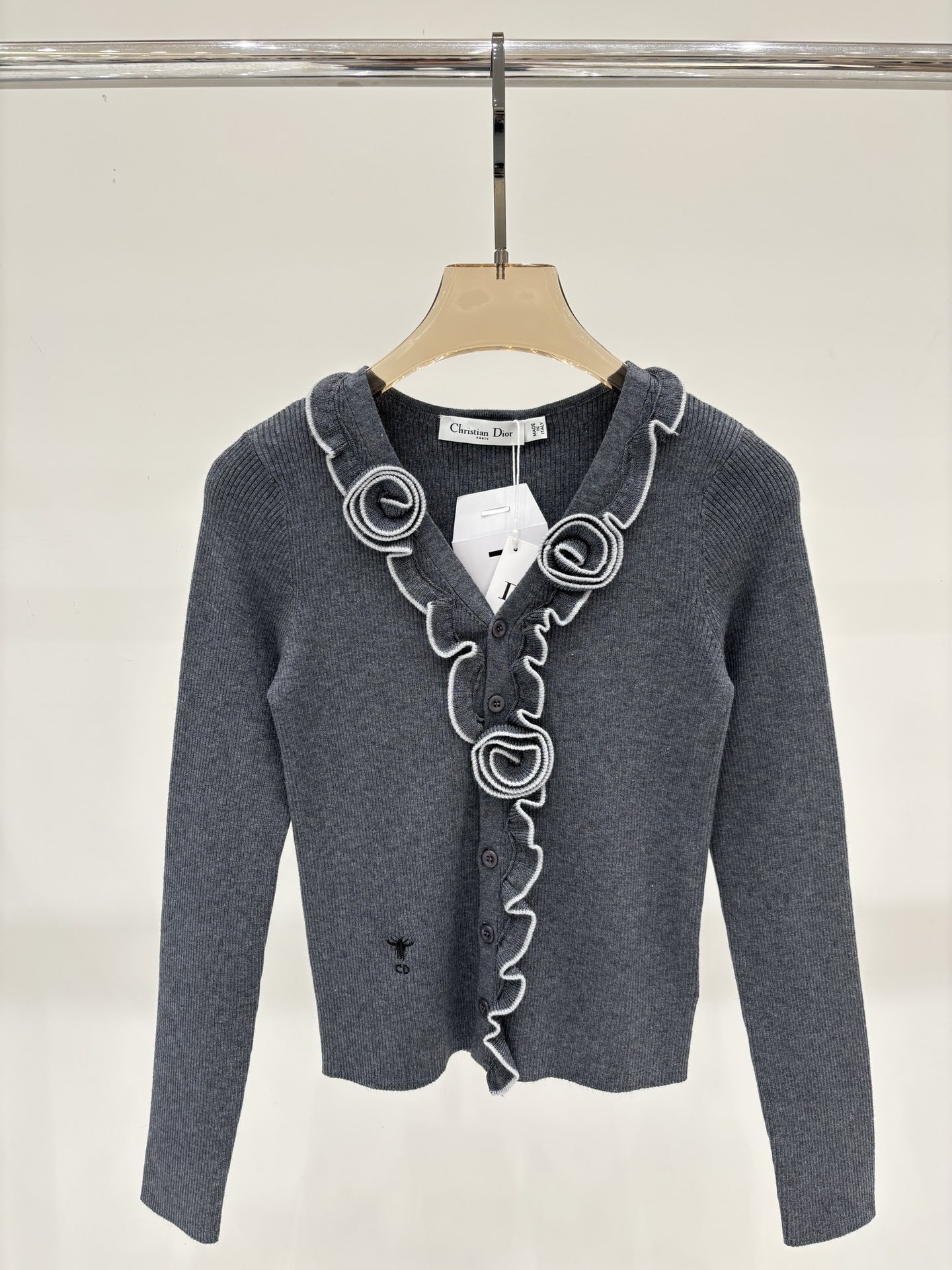 NO:457094,D Parent Long Sleeve | 25 Spring and Summer New V-neck Alphabet Embroidery Three-dimensional Flowers Simple Slim Knitted Long Sleeve, Dior, Alexander Wang19860909D家长袖｜25春夏新款v领字母蜜蜂刺绣立体花朵简约修身针织长袖,,dior,alexander wang,Women's clothing