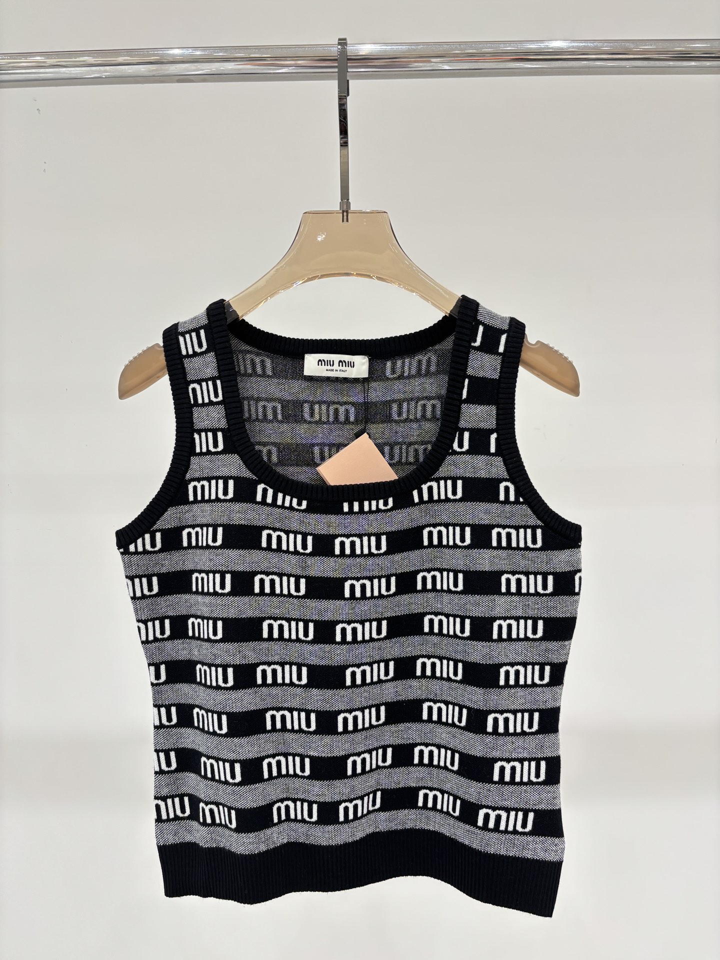 NO:457702,miu vest｜25 summer new round neck letter logo jacquard stripes contrast color casual knitted vest, miumiu, alexander wang19860909miu背心｜25夏季新款圆领字母logo提花条纹撞色休闲针织背心,,miumiu,alexander wang,Women's clothing