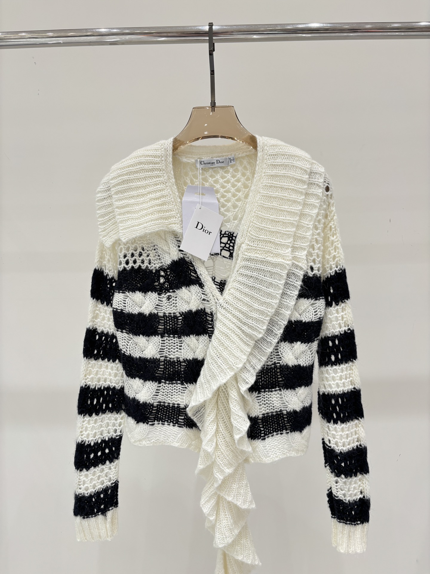 NO:457684,D home cardigan｜25 early autumn new lapel letter logo metal button lace decorative stripes contrast color casual knit cardigan, dior, alexander wang19860909D家开衫｜25早秋新款翻领字母logo金属扣花边装饰条纹撞色休闲针织开衫,,dior,alexander wang,Women's clothing