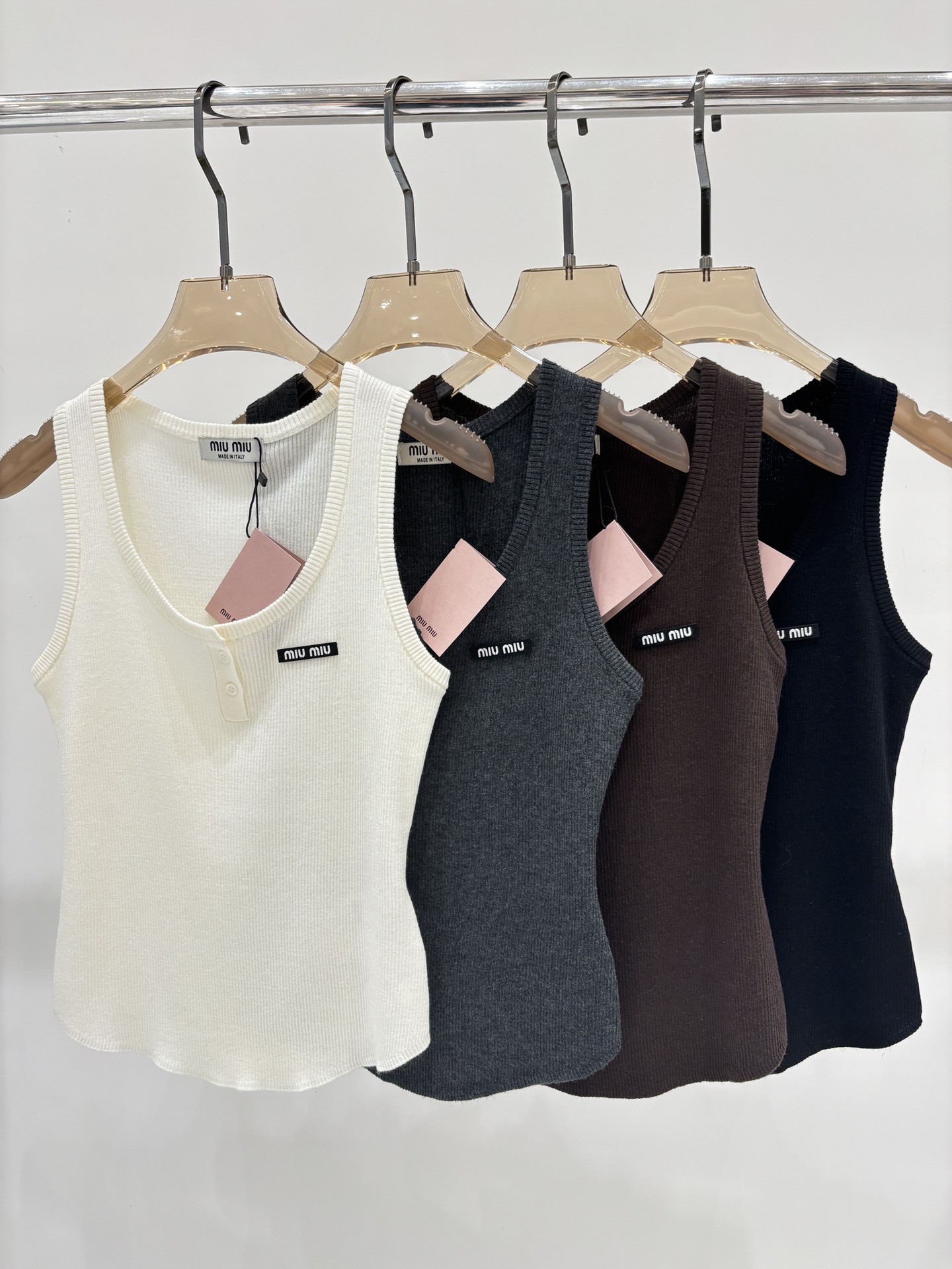 NO:464263,miu vest｜25 summer new round neck letter logo patch simple slim fit knitted vest, miumiu, alexander wang19860909miu背心｜25夏季新款圆领字母logo贴布简约修身针织背心,,miumiu,alexander wang,Women's clothing