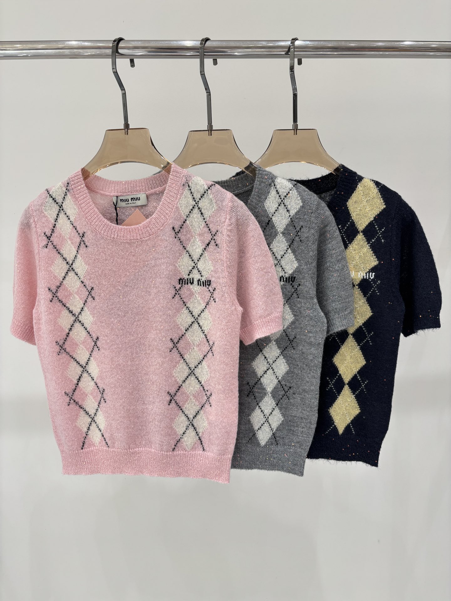 NO:462984,miu short sleeves｜25 early autumn new round neck contrasting diamond checkered letter logo jacquard mohair simple knitted short sleeves, miumiu, T-shirt, alexander wang19860909miu短袖｜25早秋新款圆领撞色菱形格纹字母logo提花马海毛简约针织短袖,,miumiu,T-shirt,alexander wang,Women's clothing