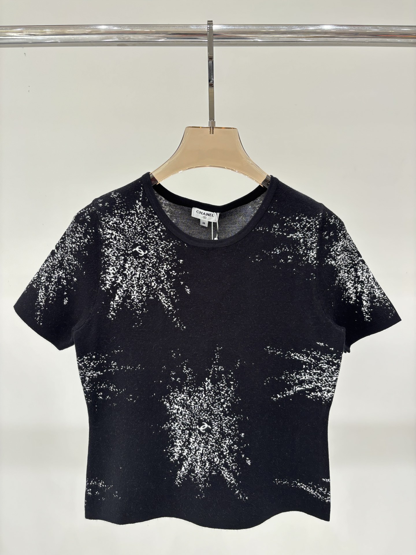 NO:462978,Xiaoxiang short sleeves｜25 early autumn new round neck contrasting color Xiaoxiangfeng fireworks double C letter logo jacquard simple versatile knitted short sleeves, T-shirt, alexander wang19860909小香短袖｜25早秋新款圆领撞色小香风烟花双C字母logo提花简约百搭针织短袖,,T-shirt,alexander wang,Women's clothing