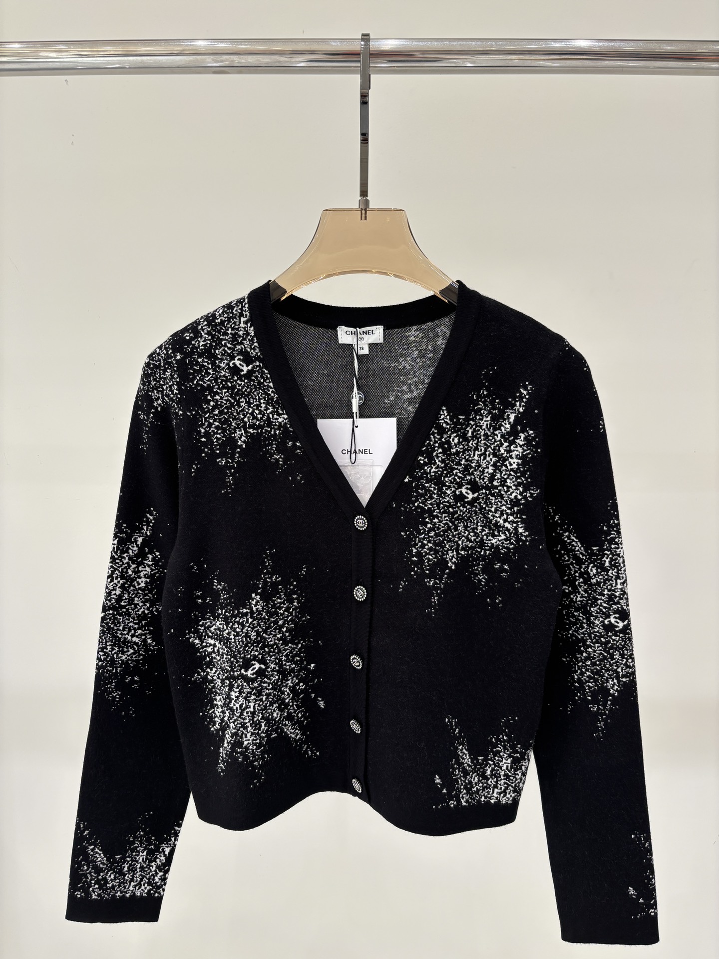 NO:462968,Xiaoxiang cardigan｜25 early autumn new V-neck contrasting color Xiaoxiang style fireworks double C letter logo jacquard diamond button simple versatile knitted cardigan, alexander wang19860909小香开衫｜25早秋新款V领撞色小香风烟花双C字母logo提花镶钻钮扣简约百搭针织开衫,,alexander wang,Women's clothing