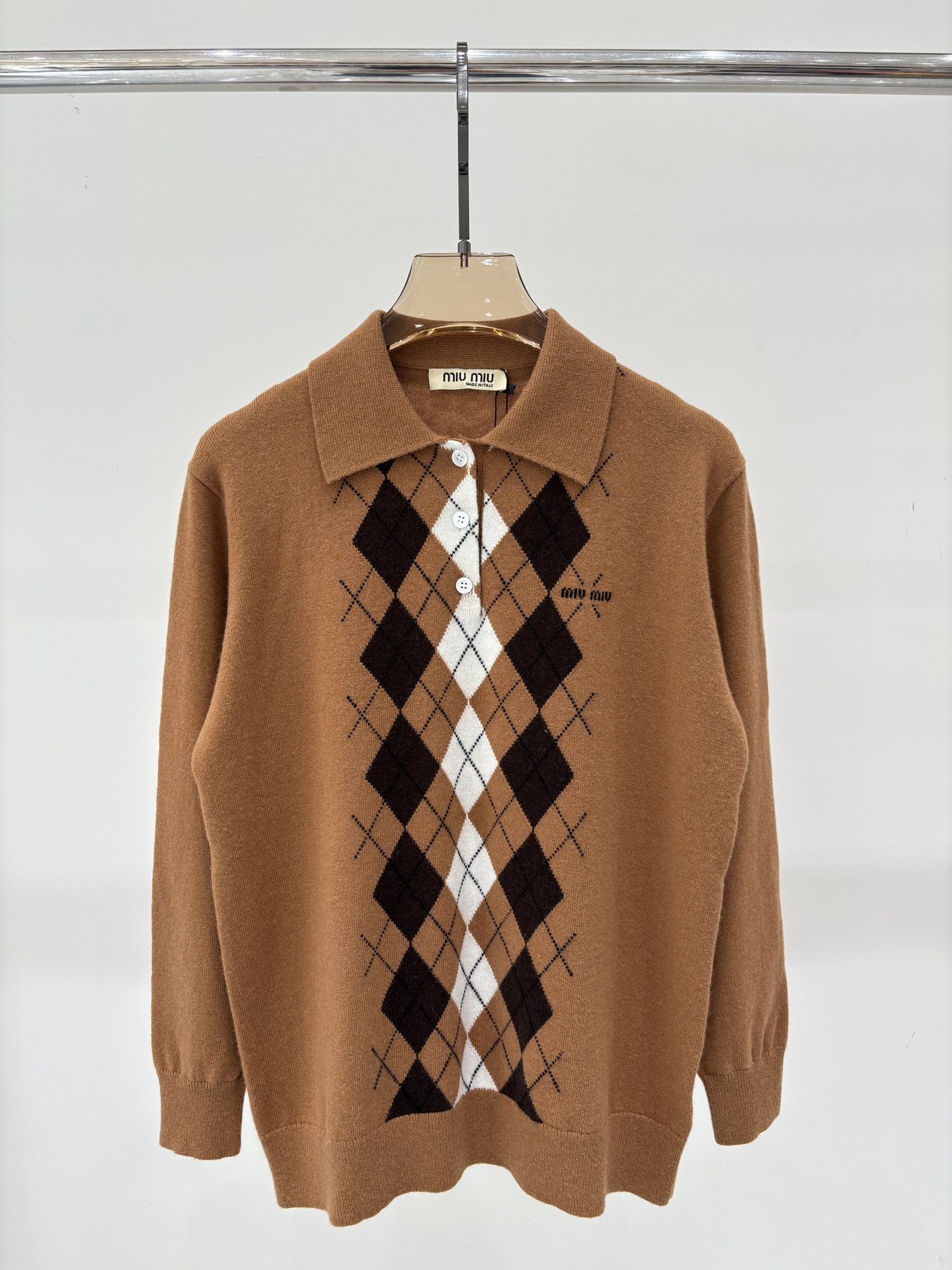 NO:462964,miu long sleeves｜25 early autumn new lapel contrasting diamond checkered letter logo jacquard simple retro style casual loose knitted top, miumiu, alexander wang19860909miu长袖｜25早秋新款翻领撞色菱形格纹字母logo提花简约复古风休闲宽松针织上衣,,miumiu,alexander wang,Women's clothing