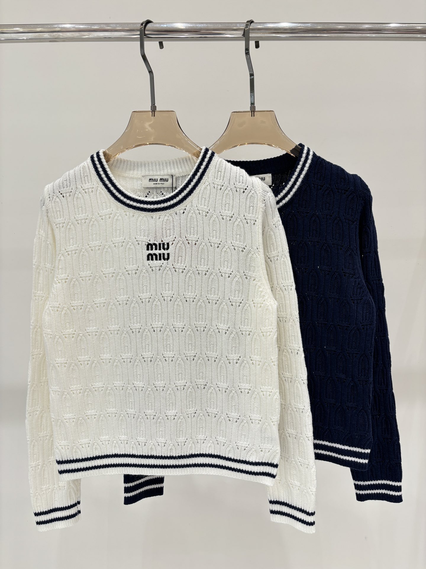 NO:462935,miu long sleeves｜25 early autumn new round neck color-blocking letter logo embroidery simple hollow casual knitted long sleeves, miumiu, alexander wang19860909miu长袖｜25早秋新款圆领拼色字母logo刺绣简约镂空休闲针织长袖,,miumiu,alexander wang,Women's clothing