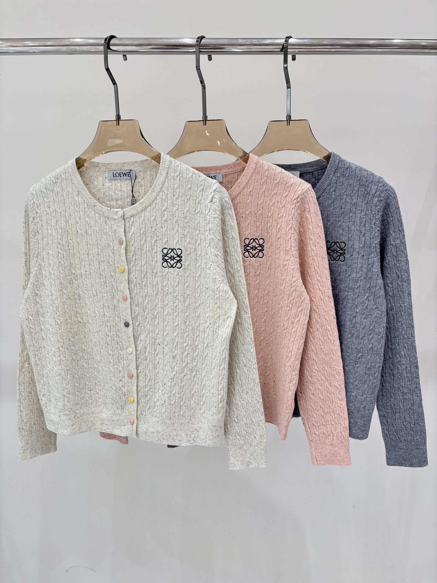 NO:462927,Luo Yiwei Cardigan｜25 early autumn new round neck color button embroidery simple solid color casual knitted cardigan, loewe, alexander wang19860909罗意威开衫｜25早秋新款圆领彩色钮扣刺绣简约纯色休闲针织开衫,,loewe,alexander wang,Women's clothing