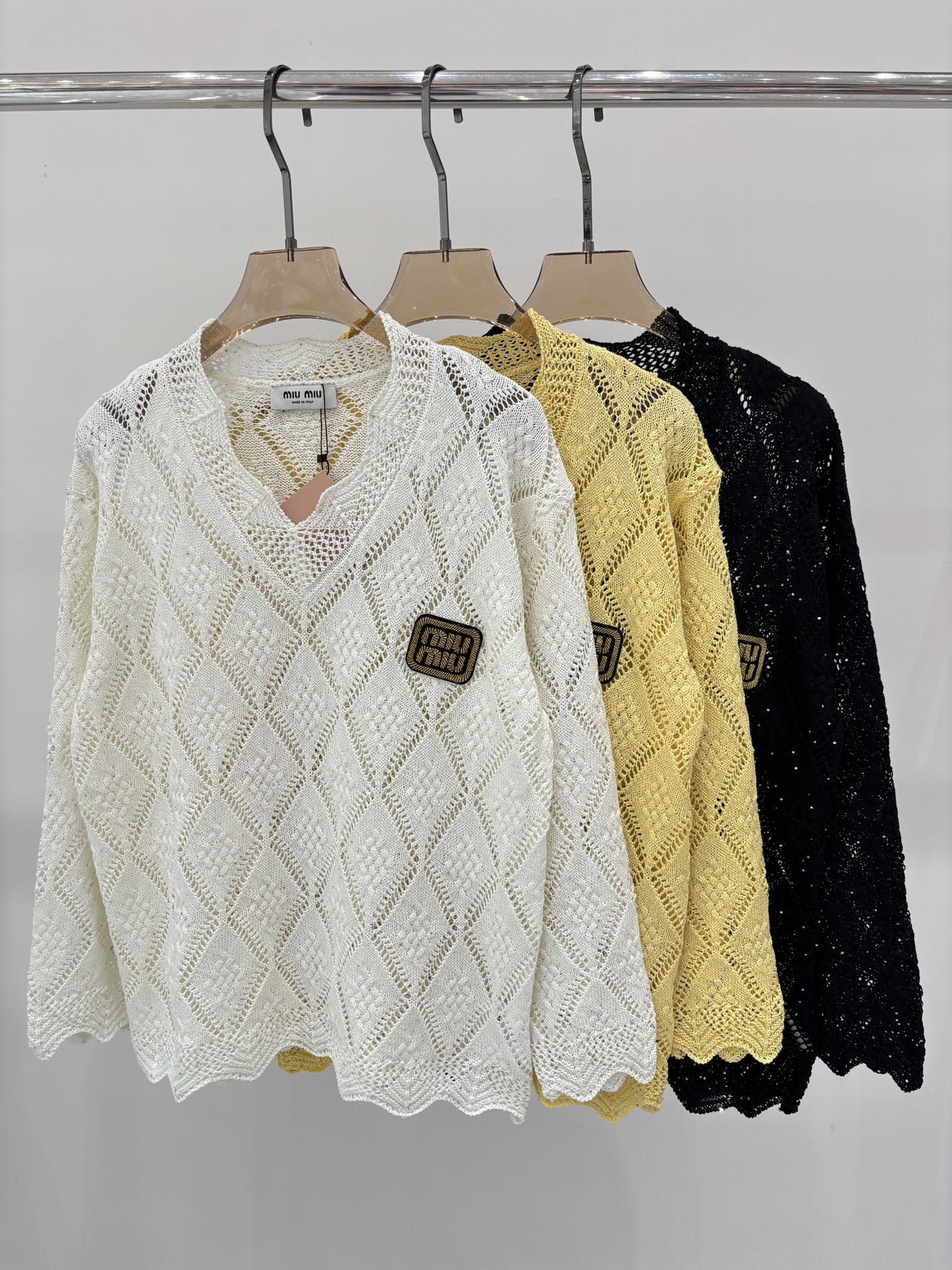 NO:462920,miu long sleeves｜25 early autumn new V-neck diamond check hollow letter logo logo lazy loose knitted pullover top, miumiu, alexander wang19860909miu长袖｜25早秋新款V领菱形格纹镂空字母logo徽标慵懒宽松针织套头上衣,,miumiu,alexander wang,Women's clothing