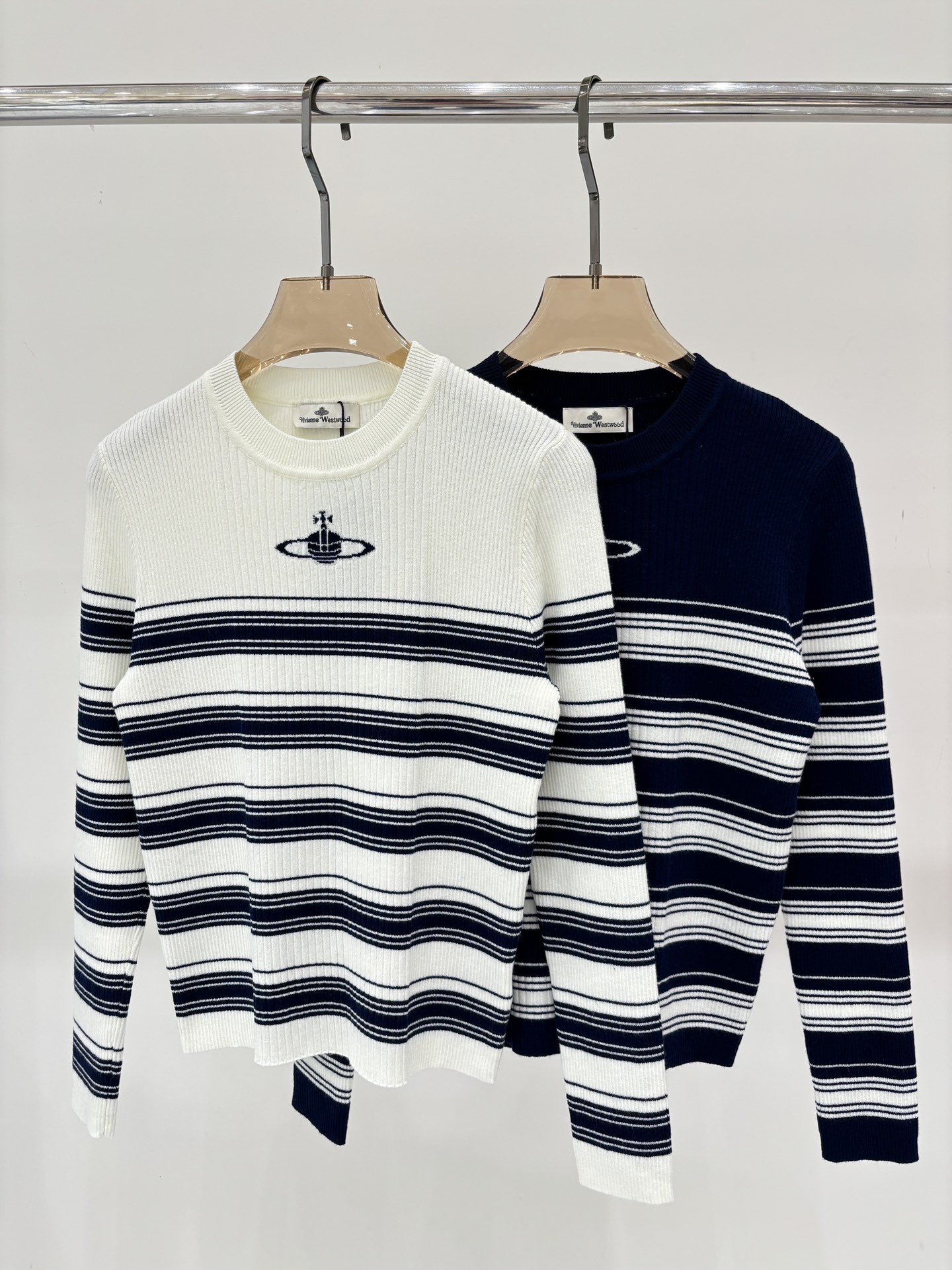 NO:462961,Queen Mother Citizen Long Sleeve | 25 early autumn new round neck color-blocking striped Saturn logo jacquard simple slim knitted long sleeves, alexander wang19860909西太后长袖｜25早秋新款圆领拼色条纹土星logo提花简约修身针织长袖,,alexander wang,Women's clothing