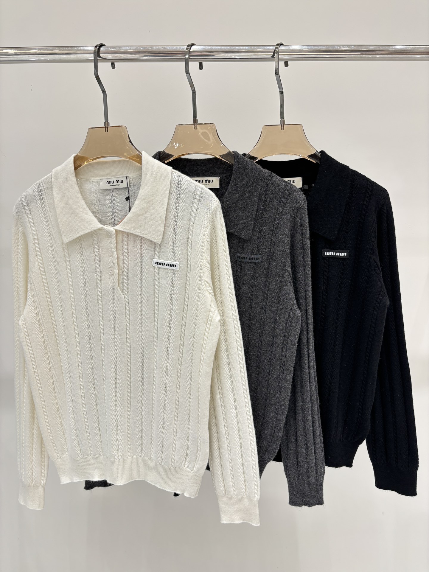 NO:462941,miu long sleeves｜25 spring and summer new lapel letter logo patch vertical stripes simple casual knitted long sleeves, miumiu, alexander wang19860909miu长袖｜25春夏新款翻领字母logo贴布竖条纹简约休闲针织长袖,,miumiu,alexander wang,Women's clothing