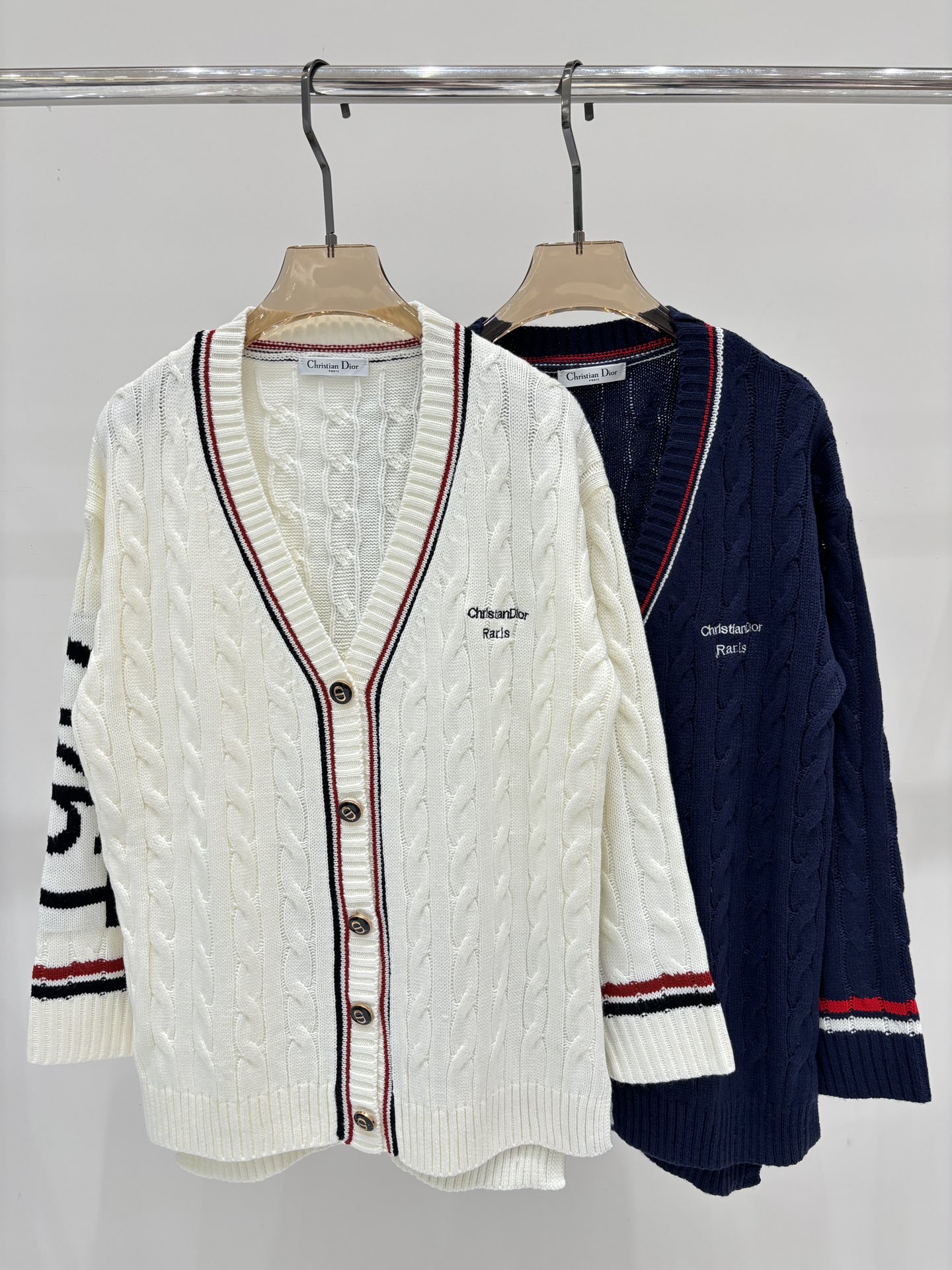 NO:462933,D home cardigan｜25 early autumn new v-neck letter logo embroidery jacquard number stripes contrasting color simple casual knitted cardigan, dior, alexander wang19860909D家开衫｜25早秋新款v领字母logo刺绣提花数字条纹撞色简约休闲针织开衫,,dior,alexander wang,Women's clothing