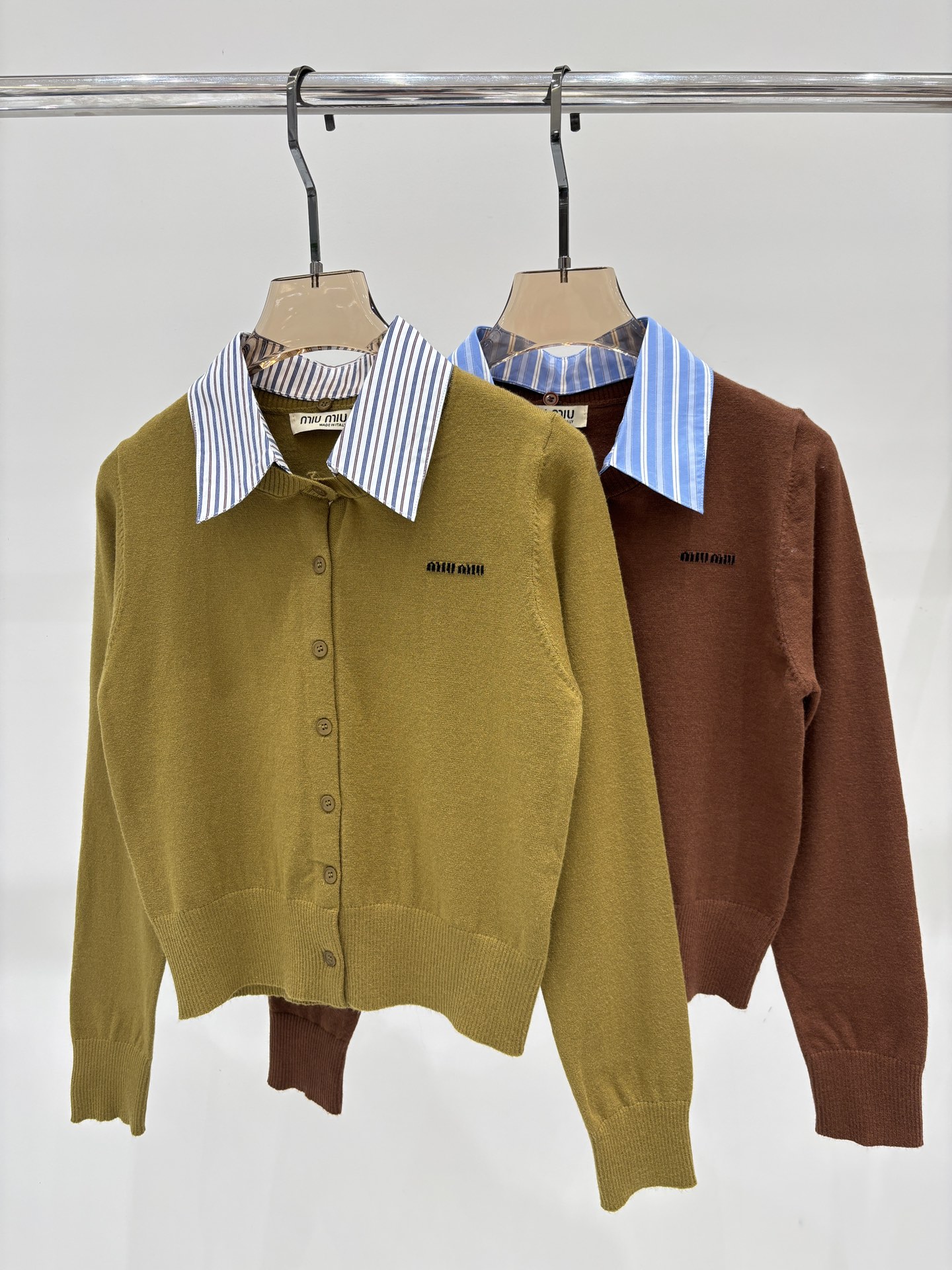 NO:462924,miu cardigan｜25 spring and summer new lapel letter logo jacquard simple fake two piece splicing contrast color casual knit cardigan, miumiu, alexander wang19860909miu开衫｜25春夏新款翻领字母logo提花简约假两件拼接撞色休闲针织开衫,,miumiu,alexander wang,Women's clothing