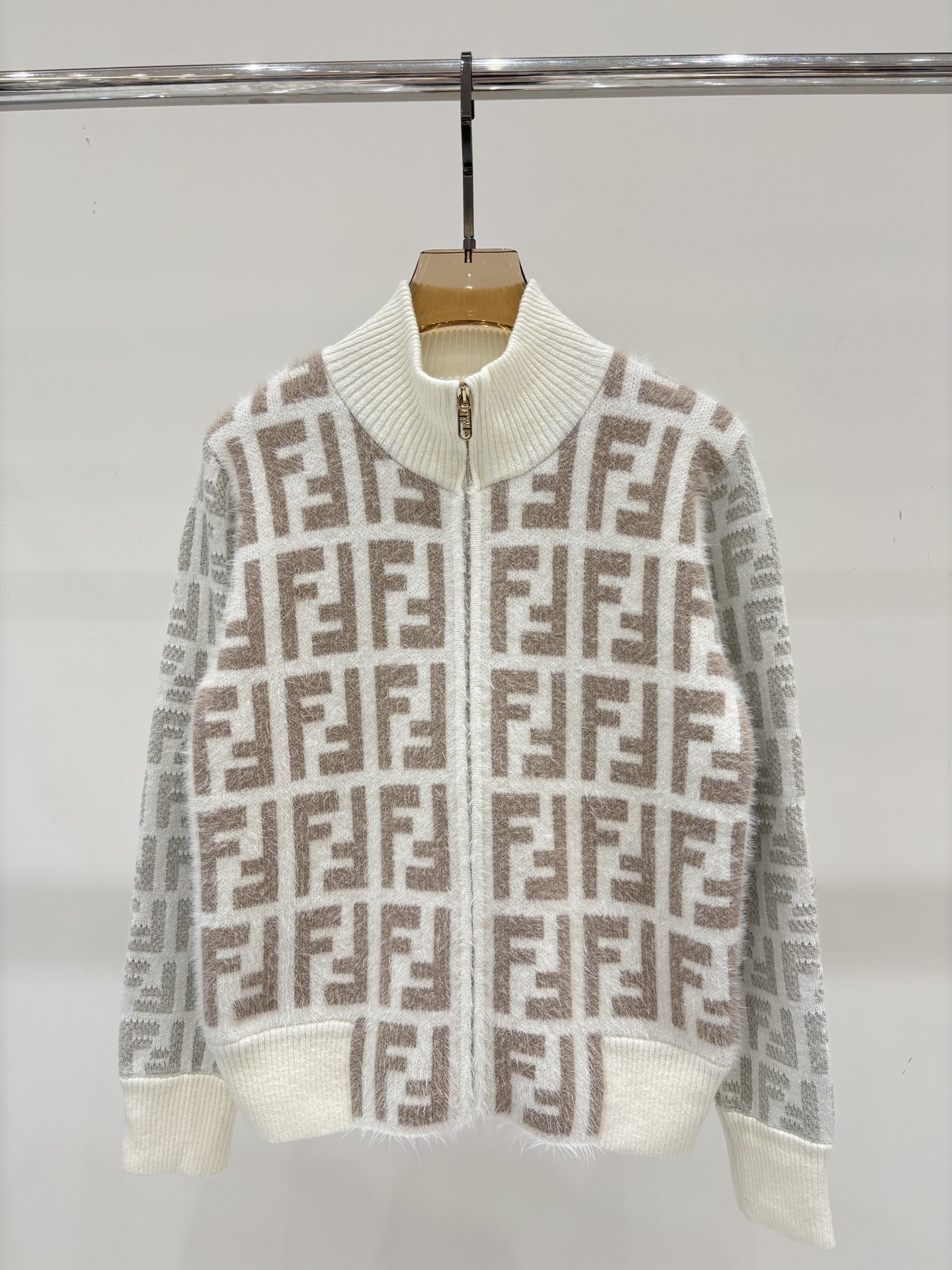 NO:462905,Fendi jacket｜25 early autumn new stand collar letter logo mohair jacquard full print casual contrast splicing knitted jacket, fendi, jackets & coats, alexander wang19860909芬迪外套｜25早秋新款立领字母logo马海毛提花满印休闲撞色拼接针织外套,,fendi,jackets & coats,alexander wang,Women's clothing